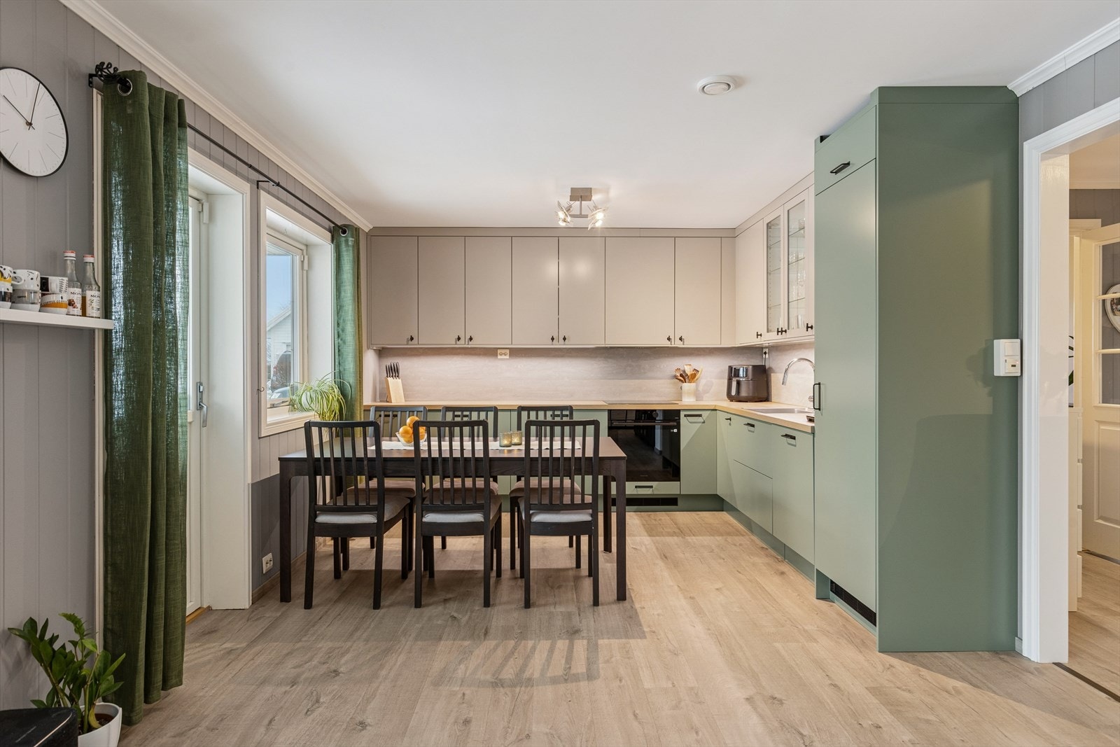 Kjøkkenet har plass til stort spisebord. Galleribilde