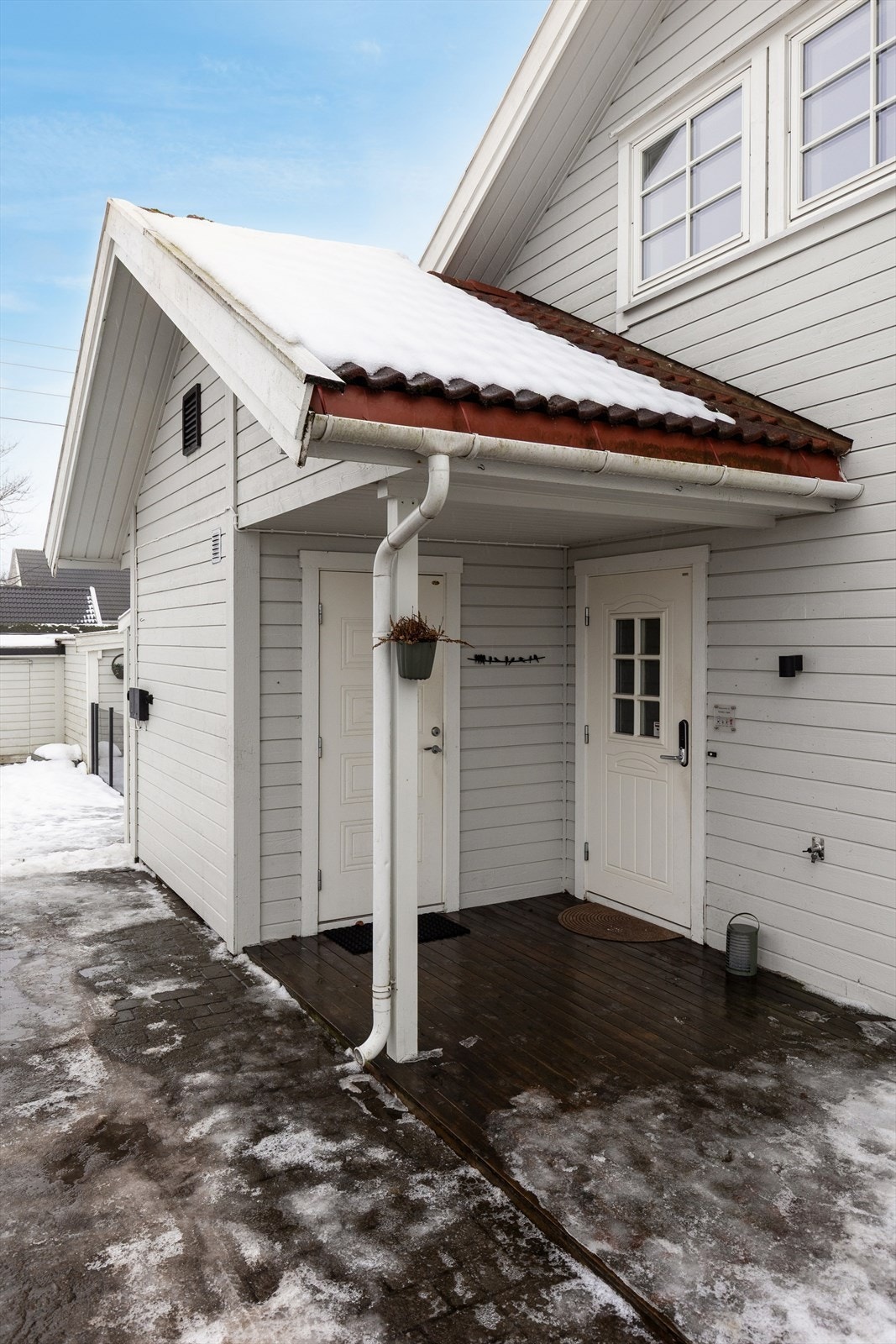 Trivelig og overbygget inngangsparti. Isolert bod ved inngangsdøren. Galleribilde