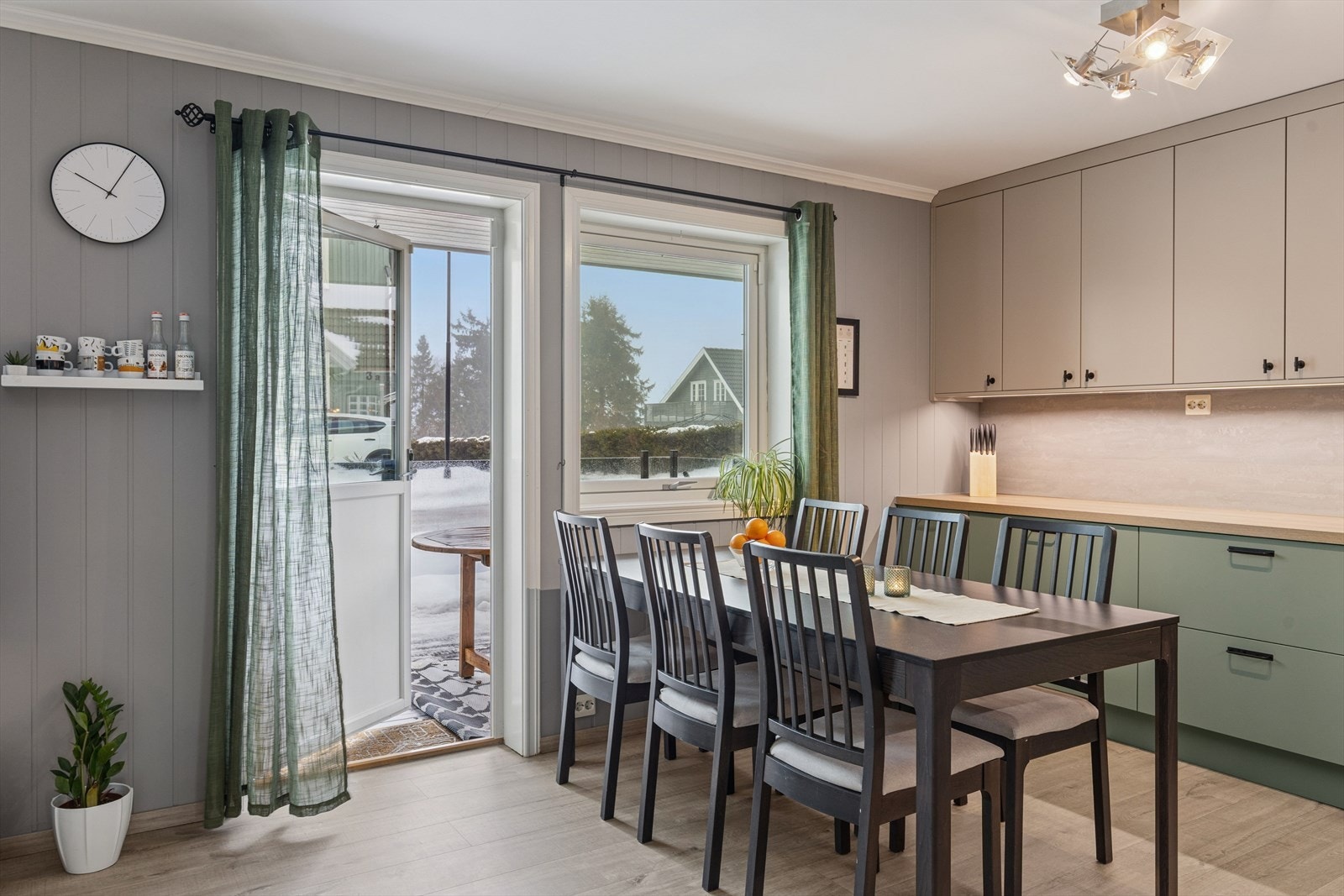 Utgang til markterrasse i vest. Galleribilde