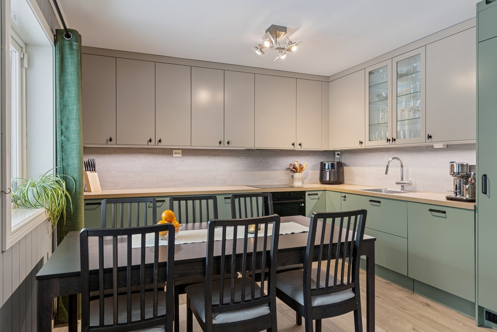 Nytt kjøkken fra 2024. Praktisk med mye skap-/benkplass. Galleribilde