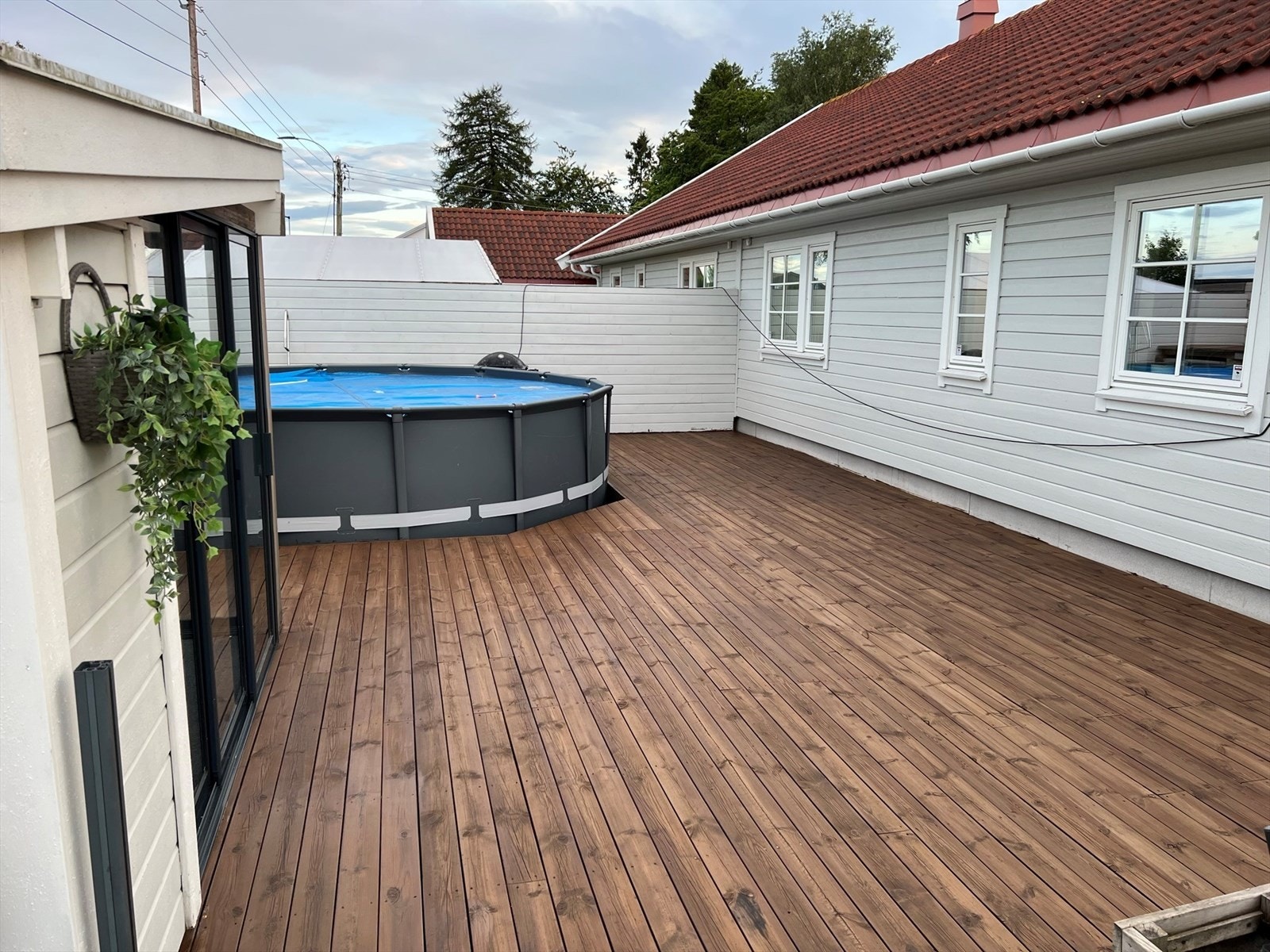 Selgers bilde, viser stor fin markterrasse under snøen. Galleribilde