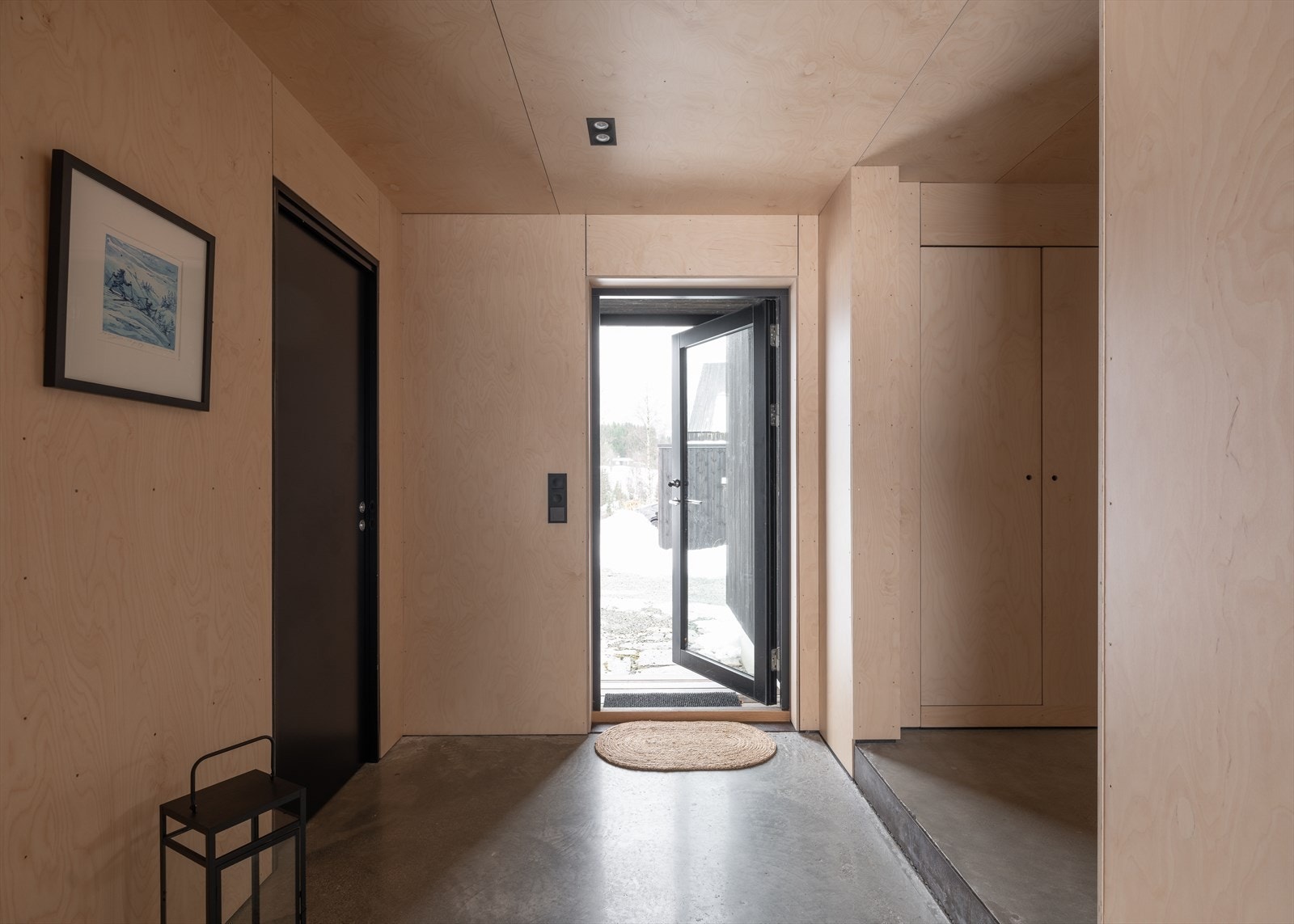 Entré med rene linjer og integrerte oppbevaringsløsninger. Galleribilde