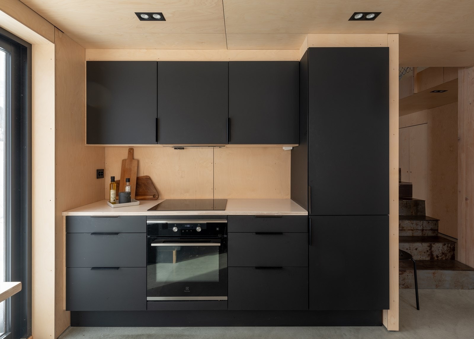 Tidløst kjøkken med integrerte hvitevarer og minimalistisk design. Galleribilde