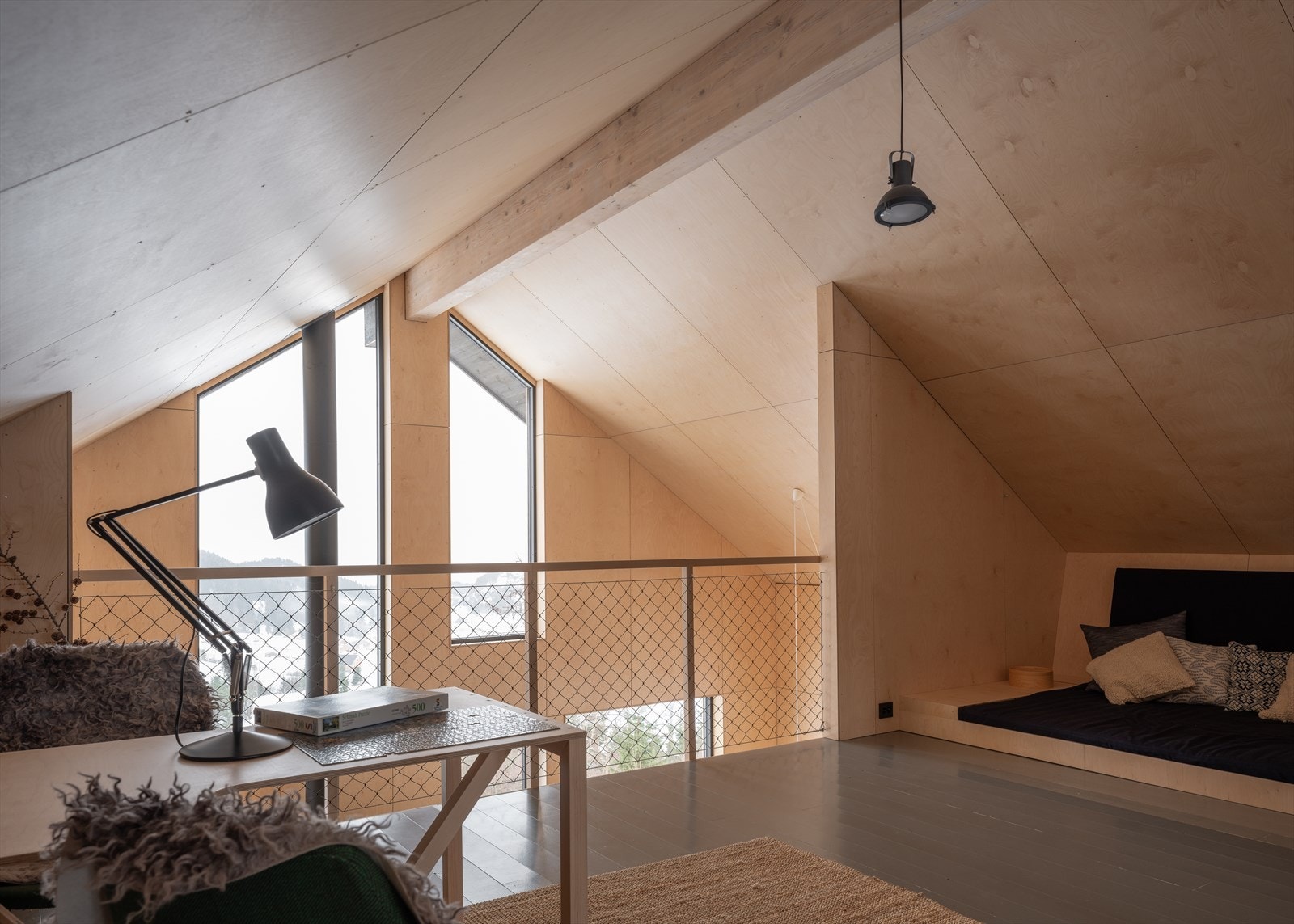 Arbeidsplass med spektakulær takhøyde og store vindusflater som slipper naturen inn. Galleribilde