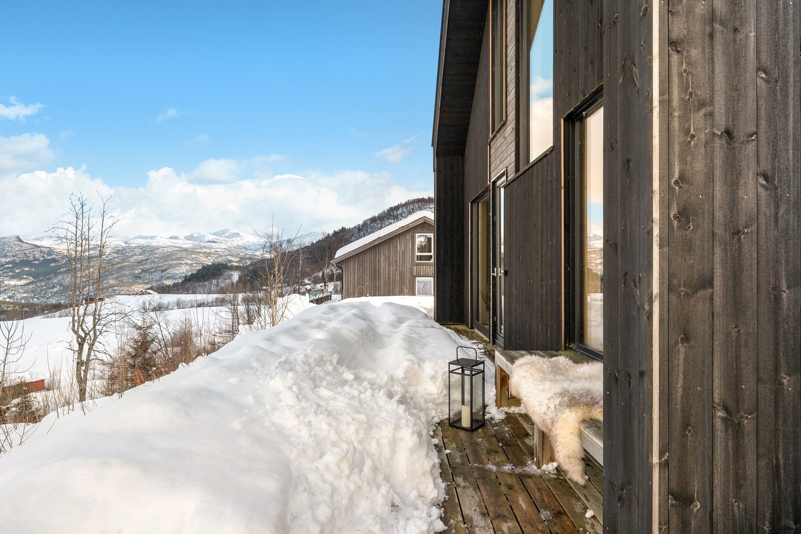 Skjermet uteplass med direkte utgang fra boligen og nydelig utsikt mot fjellandskapet. Galleribilde