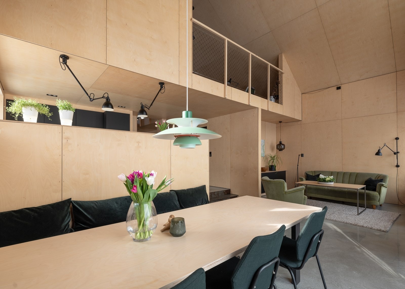 Sømløs overgang mellom spiseplass og stue. Galleribilde