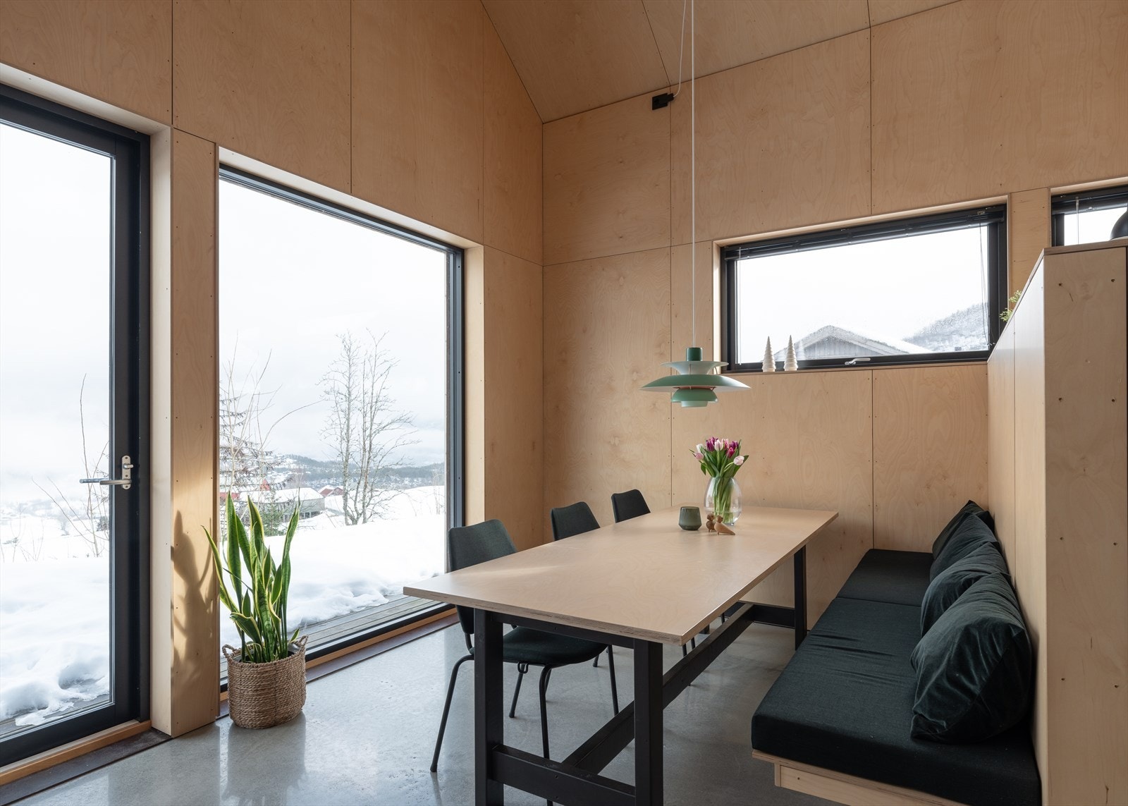 Rommets volum, lysinnslipp og rene linjer understreker boligens moderne uttrykk og høye kvalitetsnivå. Galleribilde