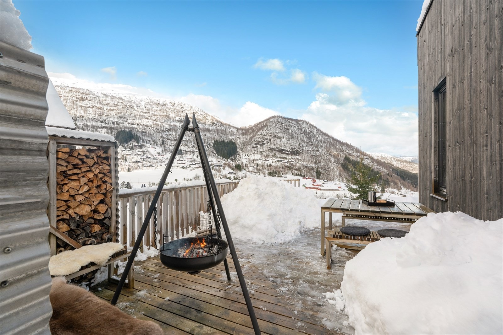 Solrik terrasse med spektakulær utsikt over fjellandskapet. Galleribilde