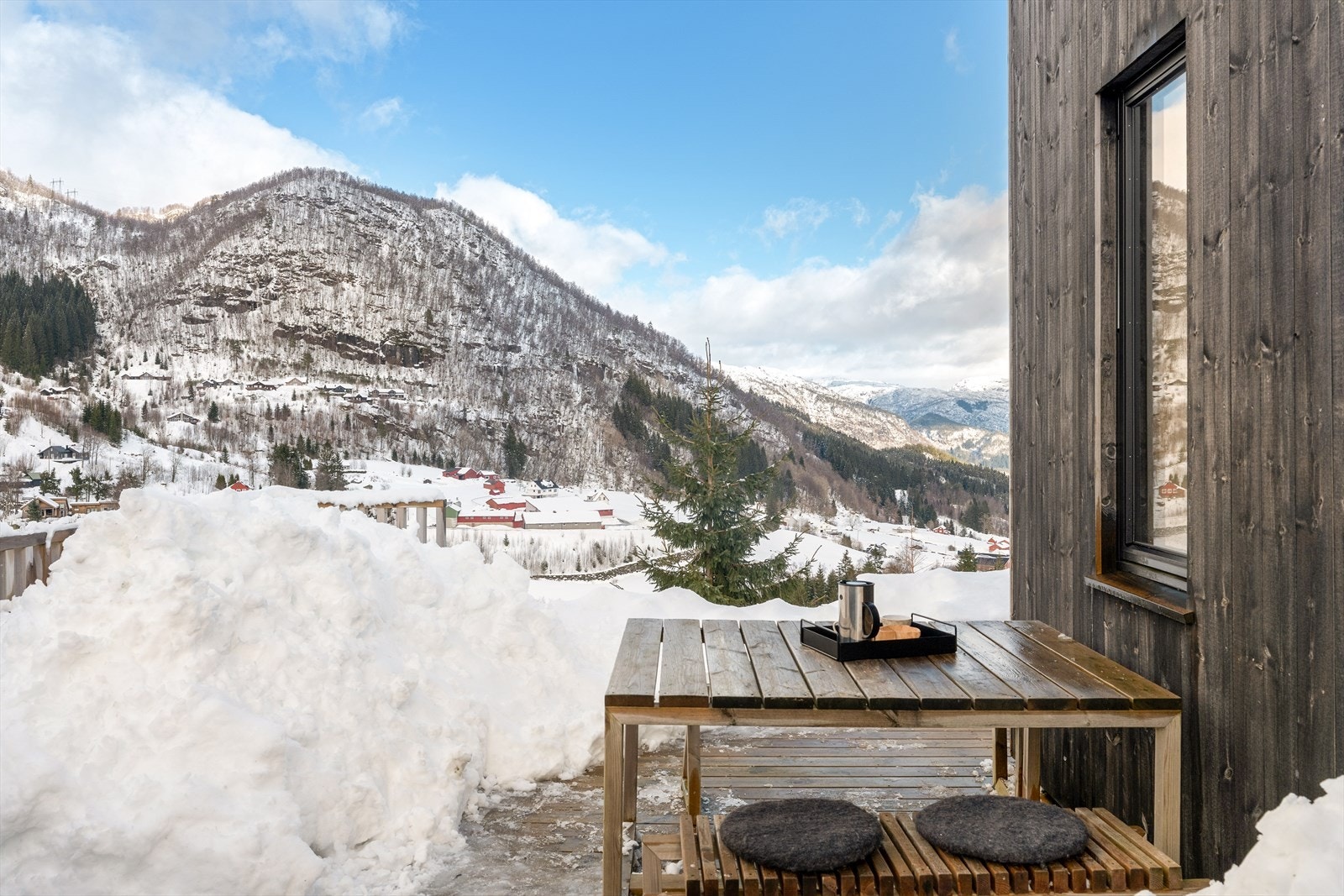 Fantastisk utsyn over dal og fjellandskap i majestetiske omgivelser. Galleribilde