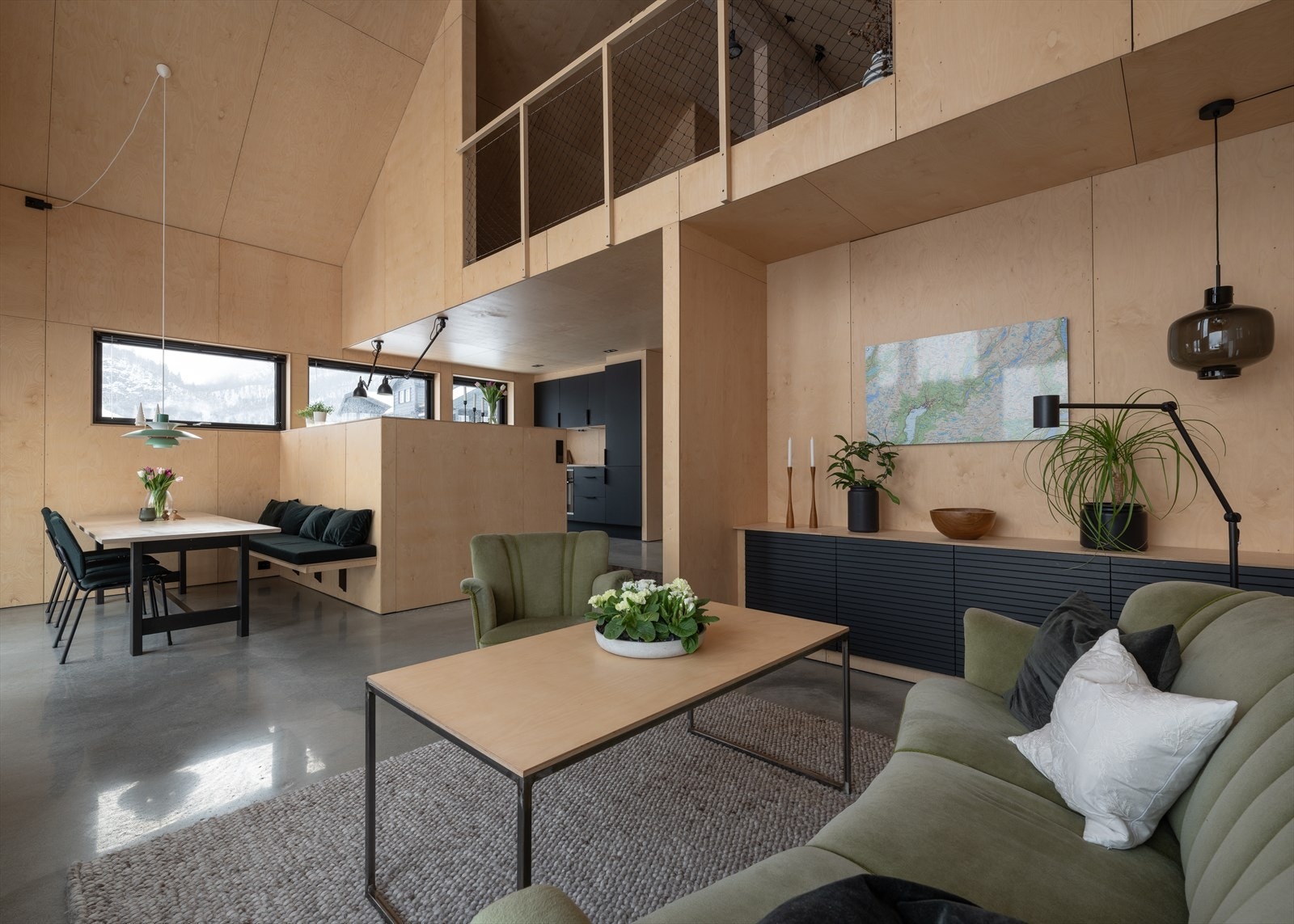 Stue og spiseplass i harmonisk samspill, med spennende nivåforskjeller og gjennomført design. Galleribilde