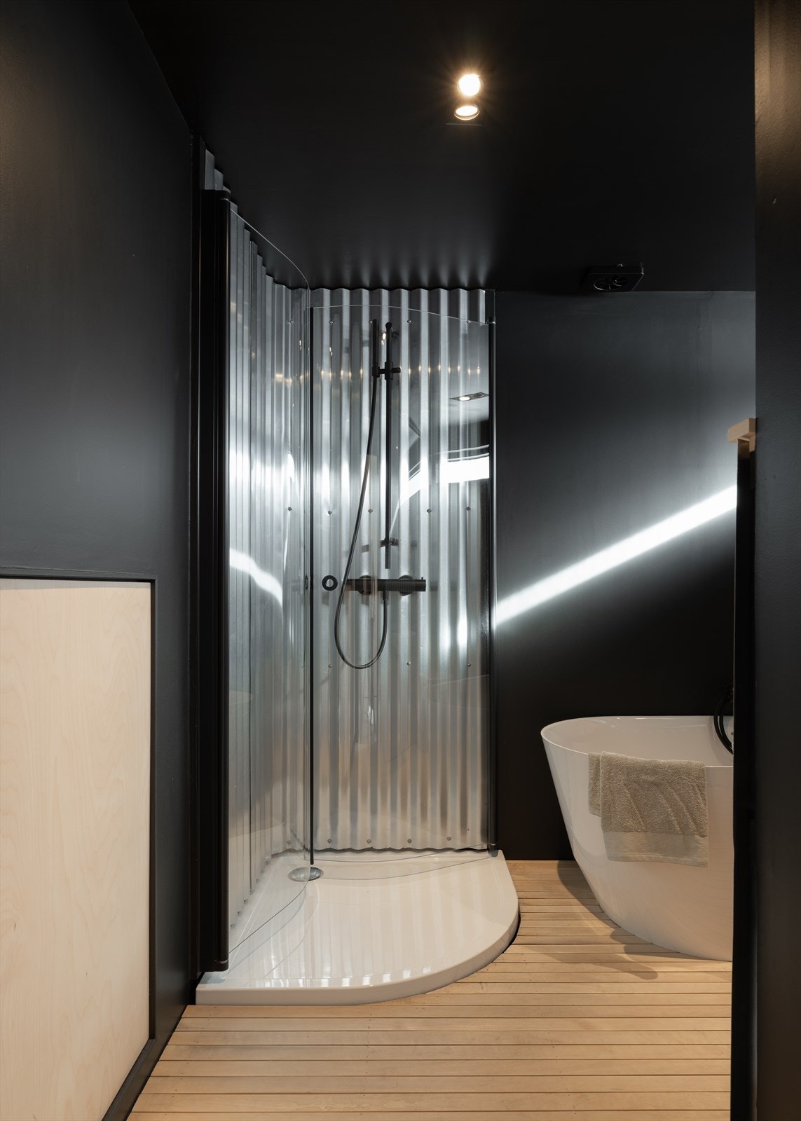 Dusjsone med bølgeformet metallplate, rått og minimalistisk baderom med industriell s Galleribilde