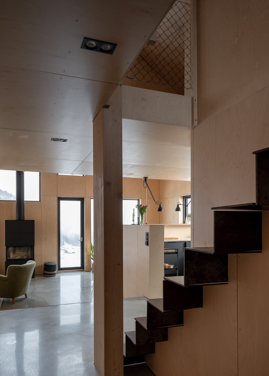 Den åpne trappeløsningen tilfører rommet karakter og understreker boligens moderne designprofil. Galleribilde