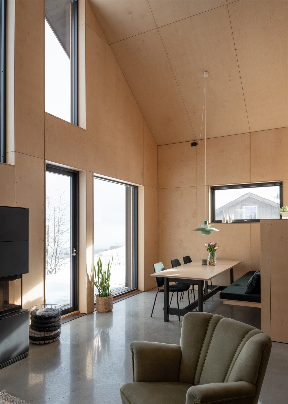 Stilren og luftig spiseavdeling med integrert sittebenk og gjennomført design. Galleribilde
