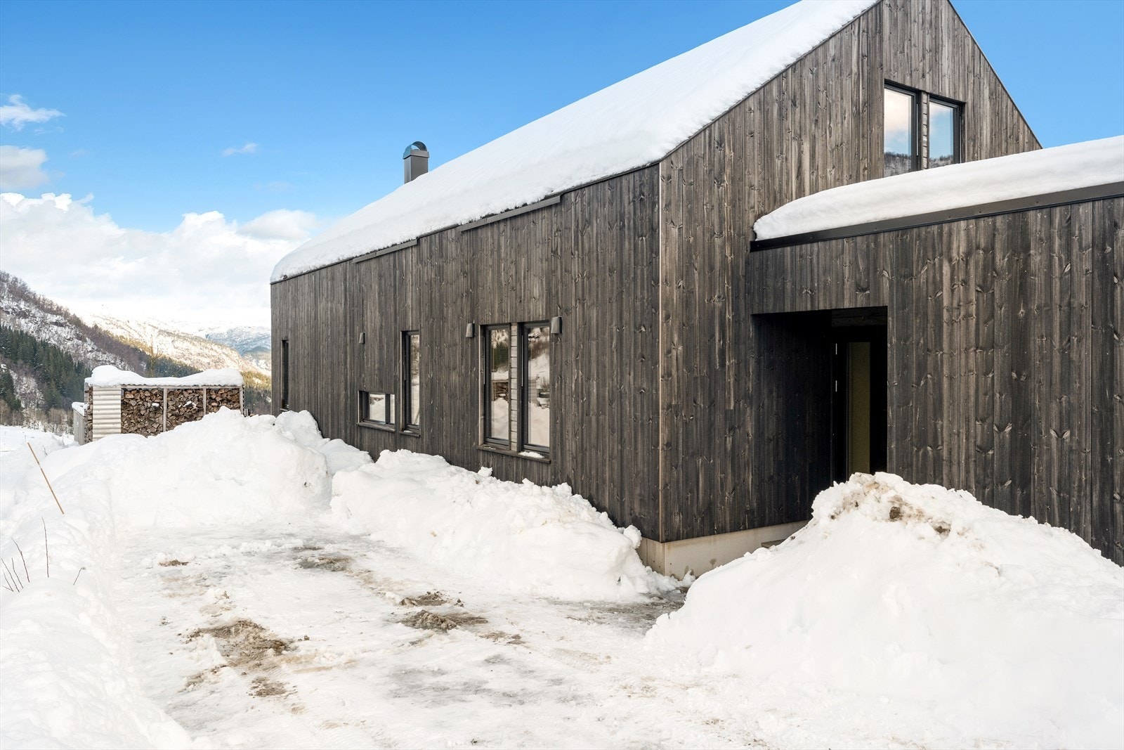 Bil oppstilling rett utenfor hytten Galleribilde