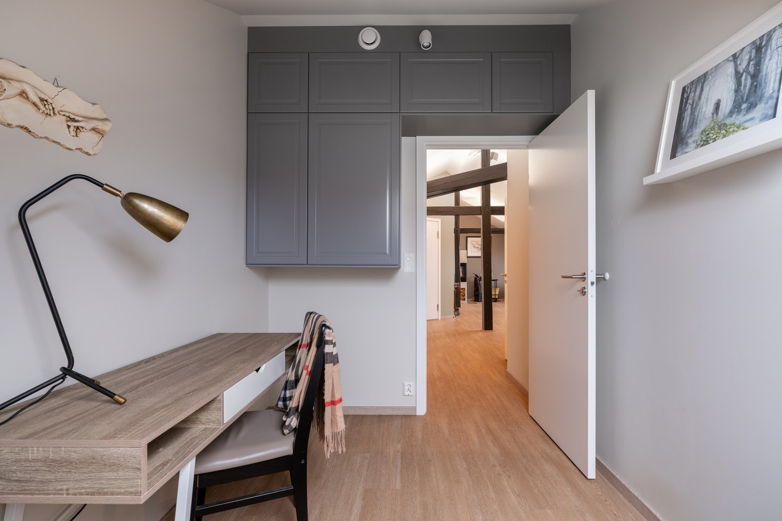 Godt utnyttet med vegghengt oppbevaringsløsning over døren. Galleribilde