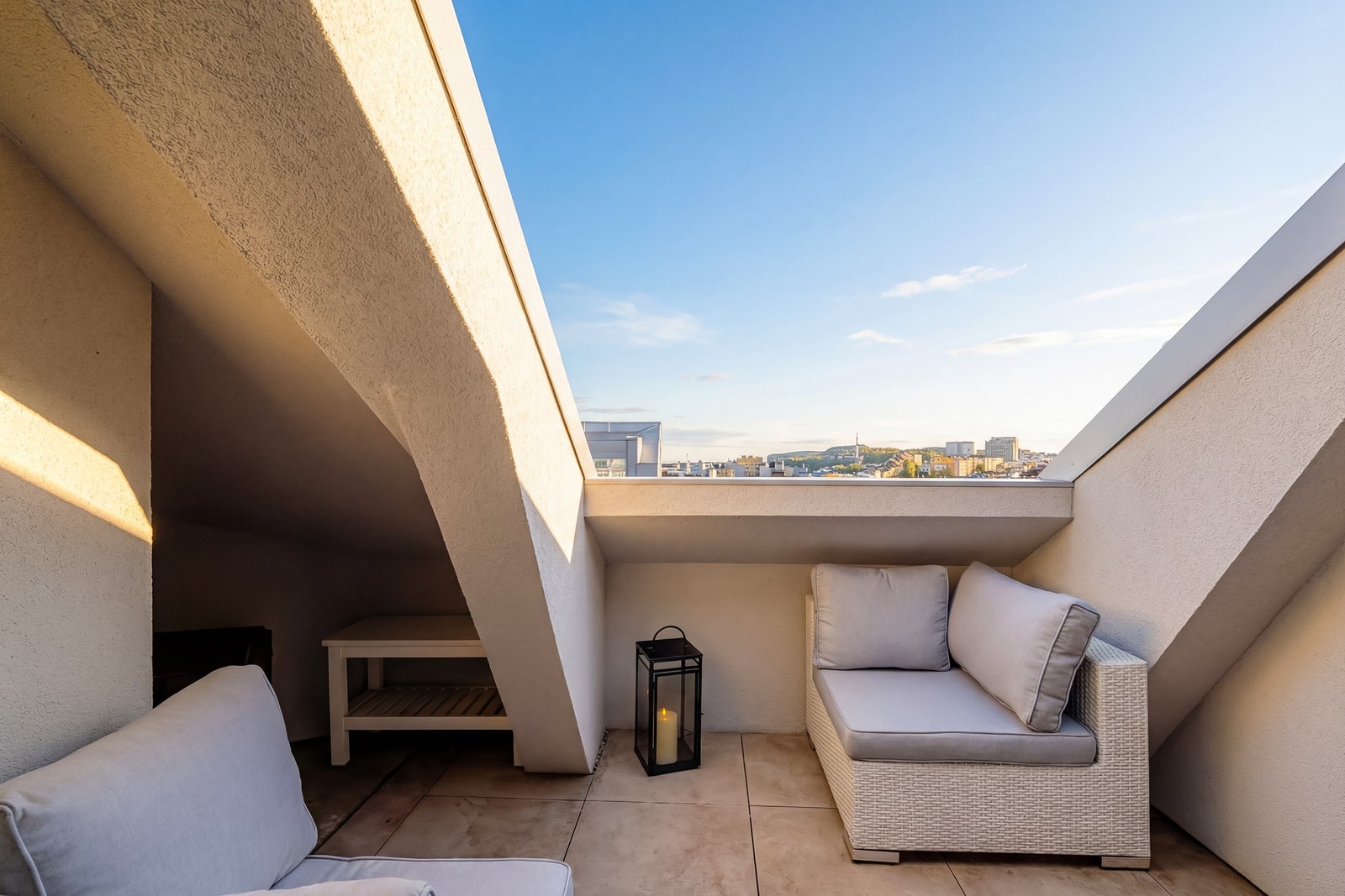 Ved siden av terrassen er det et overbygget område med mulighet for lagring. Området skal primært fungere som rømningsvei og må derfor ha fri passasje for gjennomgangstrafikk. Det er også dør inn til naboens takterrasse på motsatt side som må holdes fri f Galleribilde