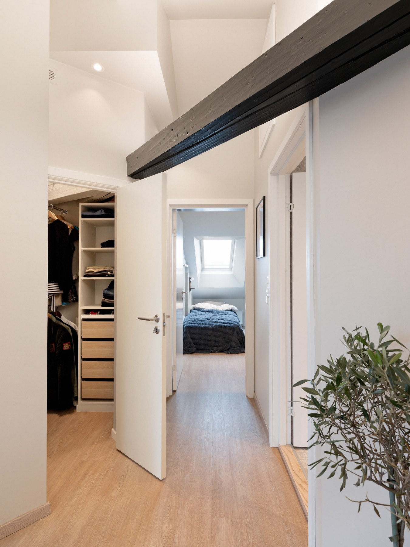 Praktisk walk in/bod mellom soverommene. Galleribilde
