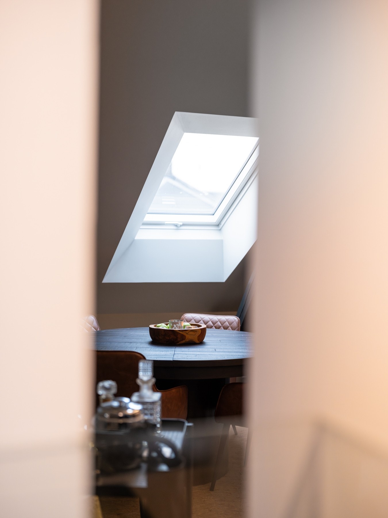 Fra kjøkkenet er det siktlinje mot spisebordet slik at du enkelt kan underholde gjestene samtidig som du lager måltidene. Galleribilde