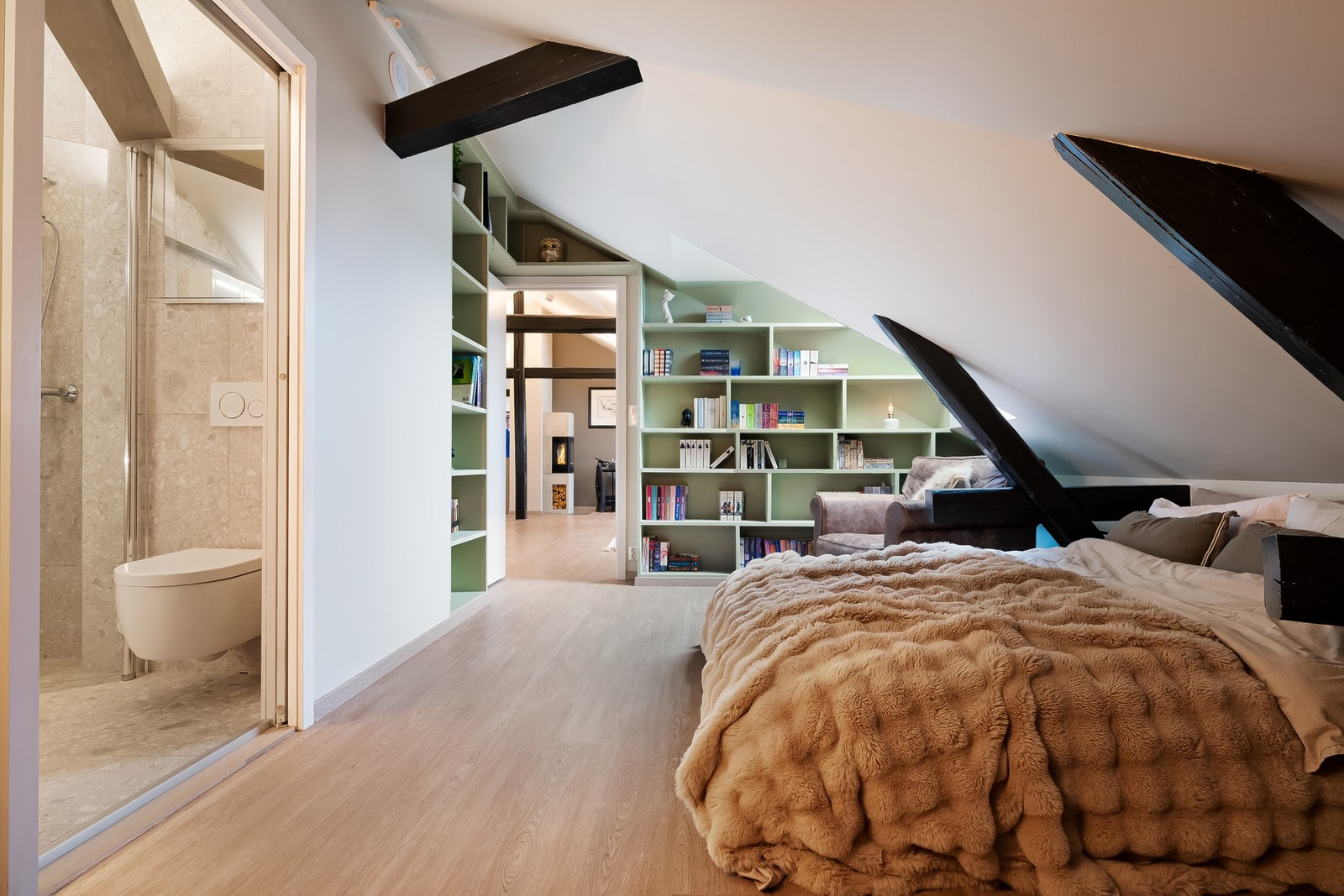 Rommet er også tilknyttet et eget fullverdig baderom. Galleribilde