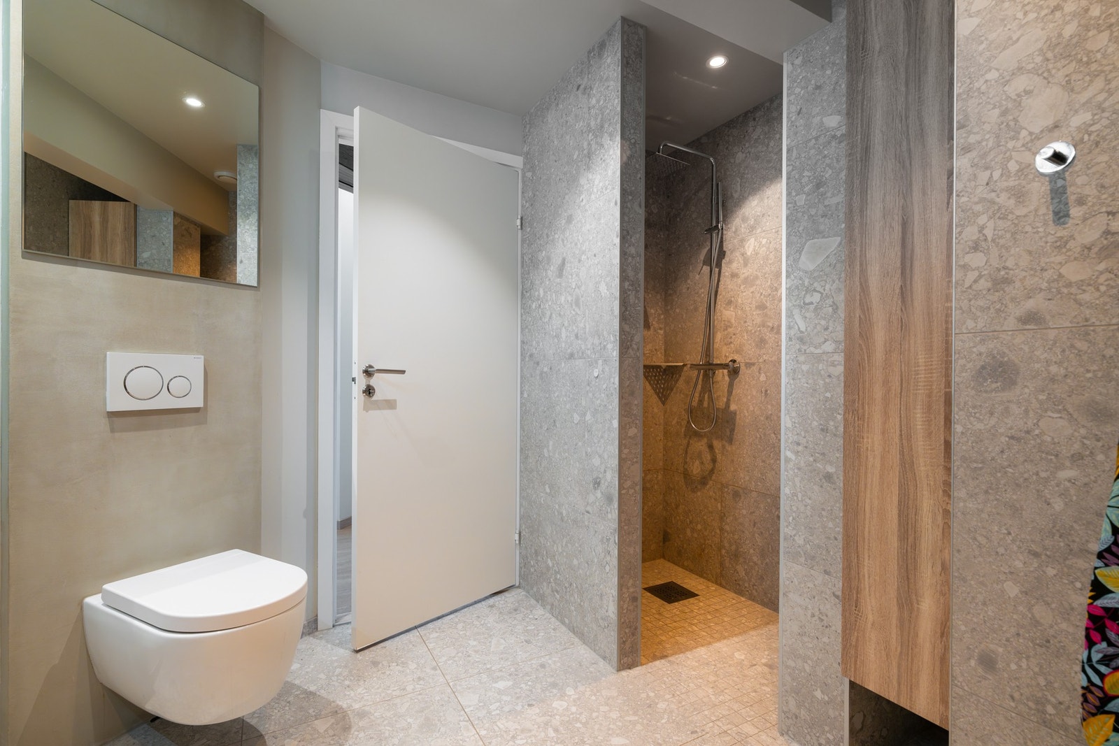 Det er også innvendig bod over badet på ca. 6 m². Rommet inneholder deler av ventilasjonssystemet. Galleribilde