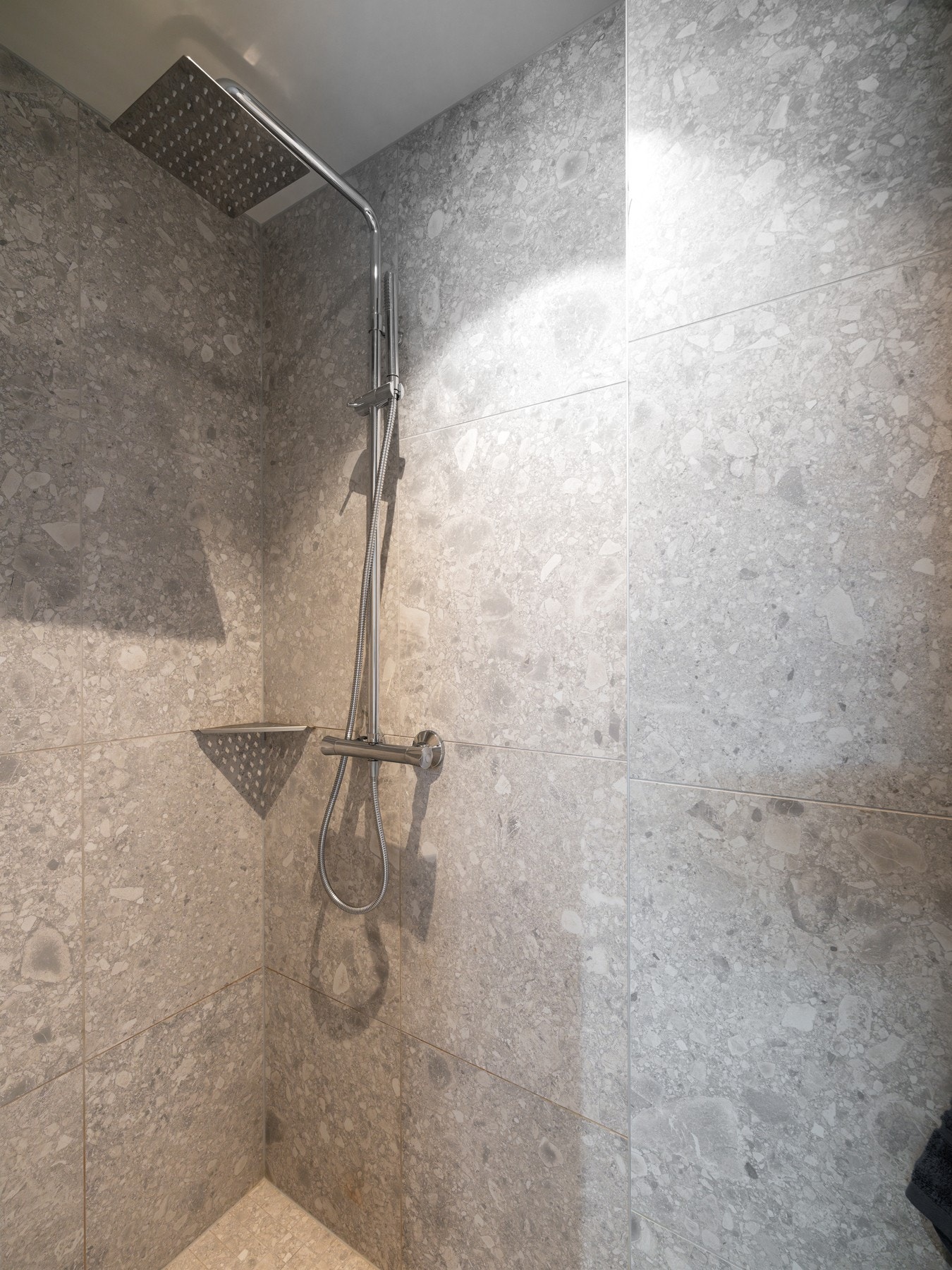 Nisjen er av god størrelse og har både regn- og hånddusj. Galleribilde