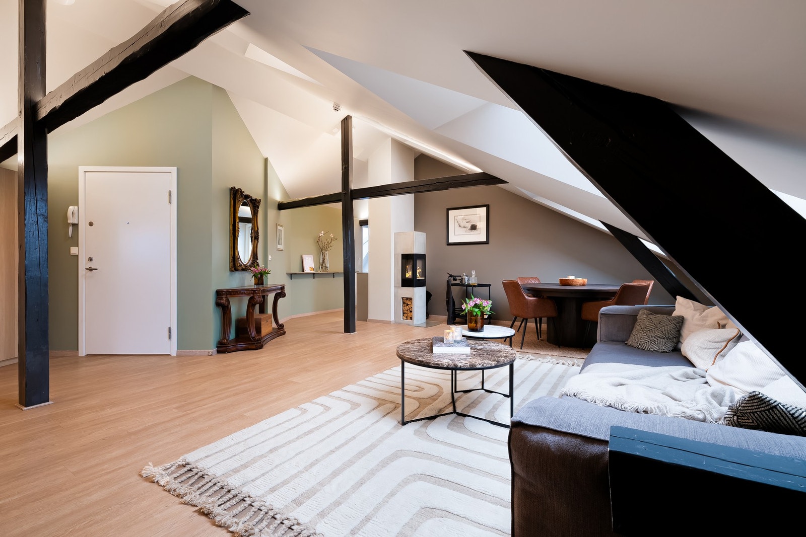 Boligens inngangsdør med garderobeløsning som gir godt med plass for yttertøyet. Galleribilde