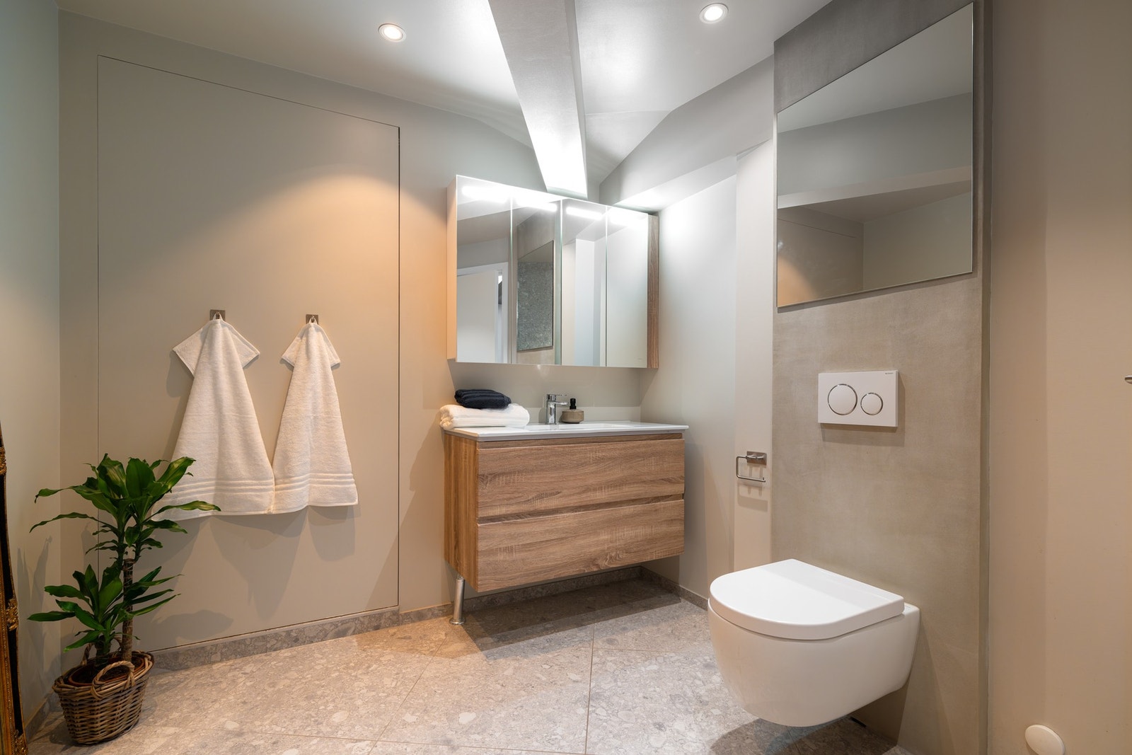 Boligen har to flislagte og delikate baderom med varme i gulv. Alternativ rømningsvei fra badet er diskré skjult bak en malt plate. Galleribilde