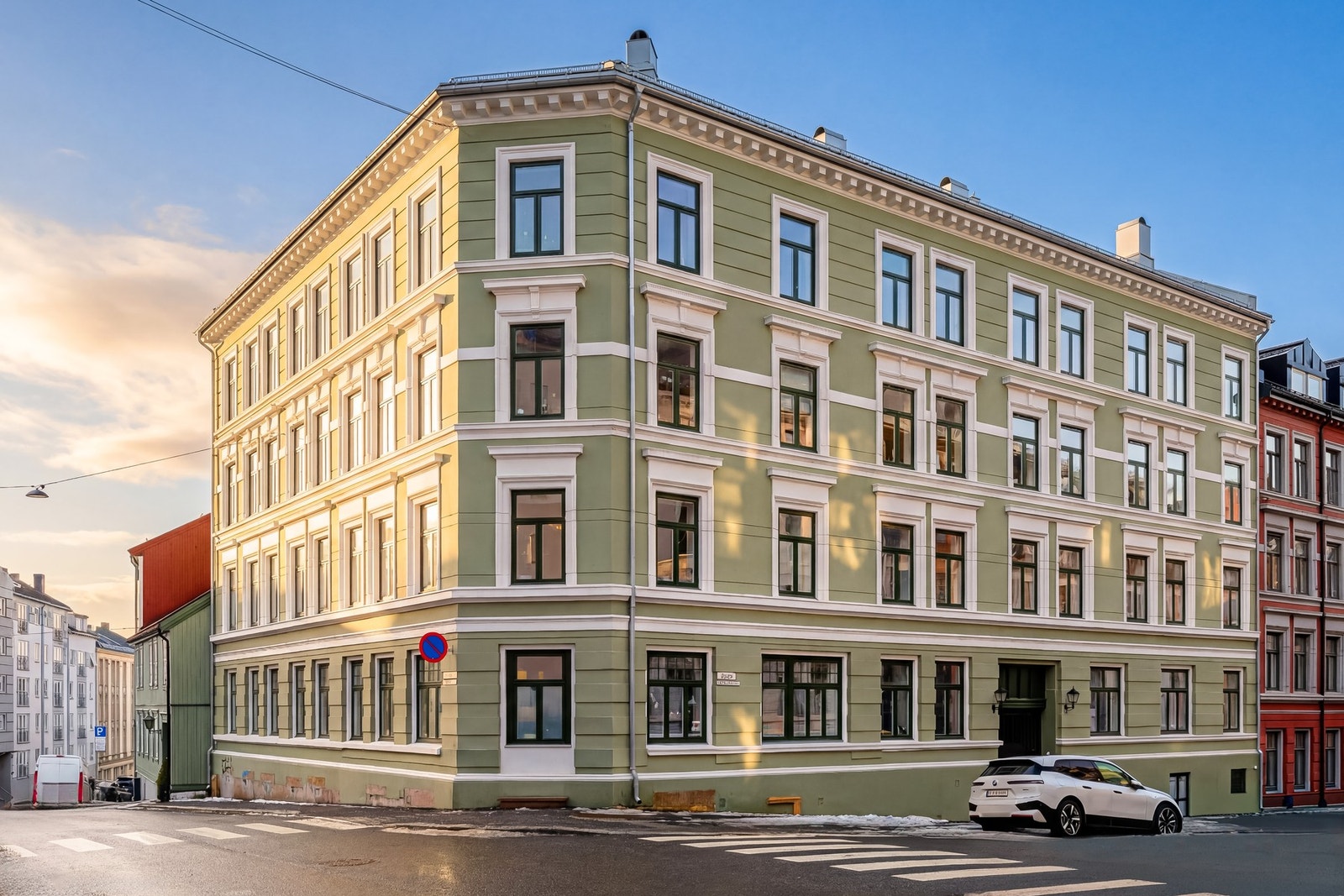 Her vil du bo i en klassisk bygård fra 1901 med fasader og tak renovert i 2021. Galleribilde