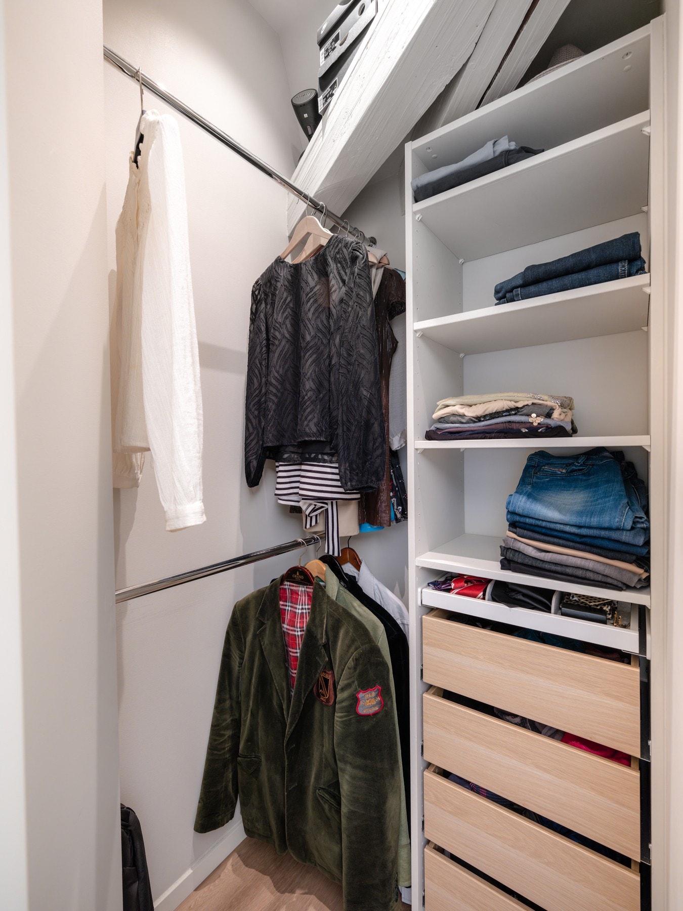 Med et walk-in-closet får du godt med plass for klærne dine. En hver jentes drømmerom! Galleribilde