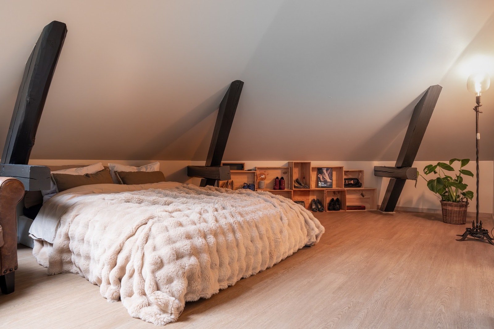 Hovedsoverommet er av god størrelse med plass til dobbeltseng, nattbord og garderobeløsninger. Galleribilde