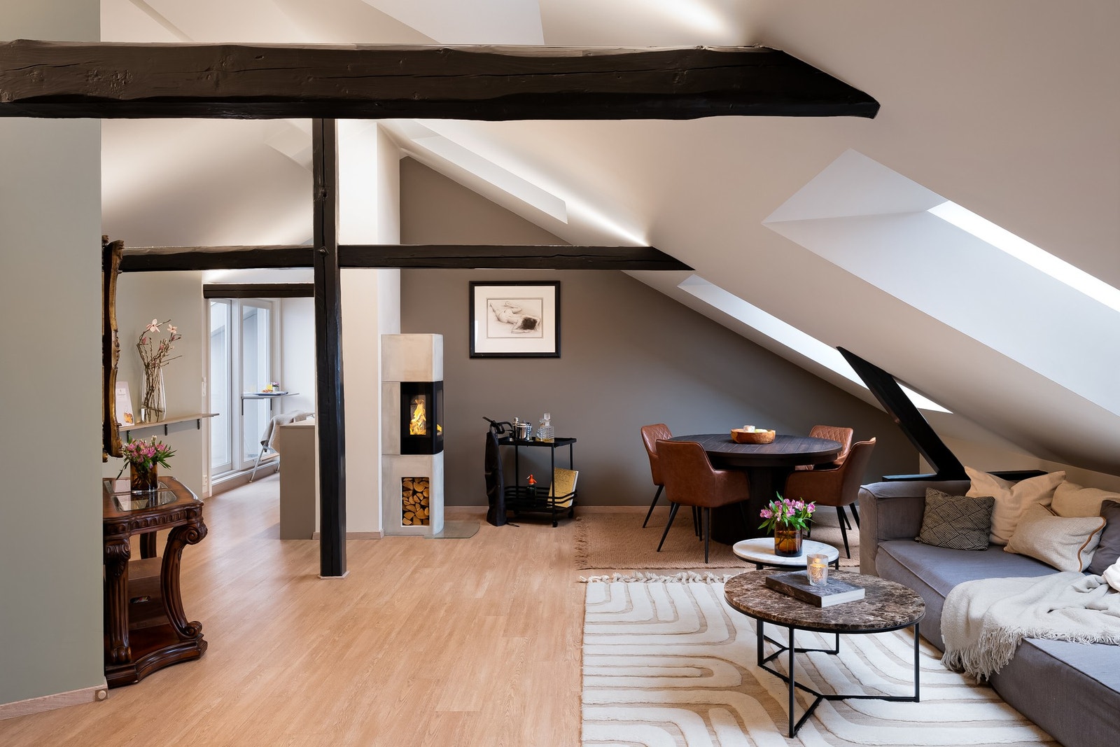 Boligens oppholdsrom er malt i moderne fargevalg, har flott, ekstra lydisolert 1-stavsparkett på gulv samt innfelte downlights. Galleribilde