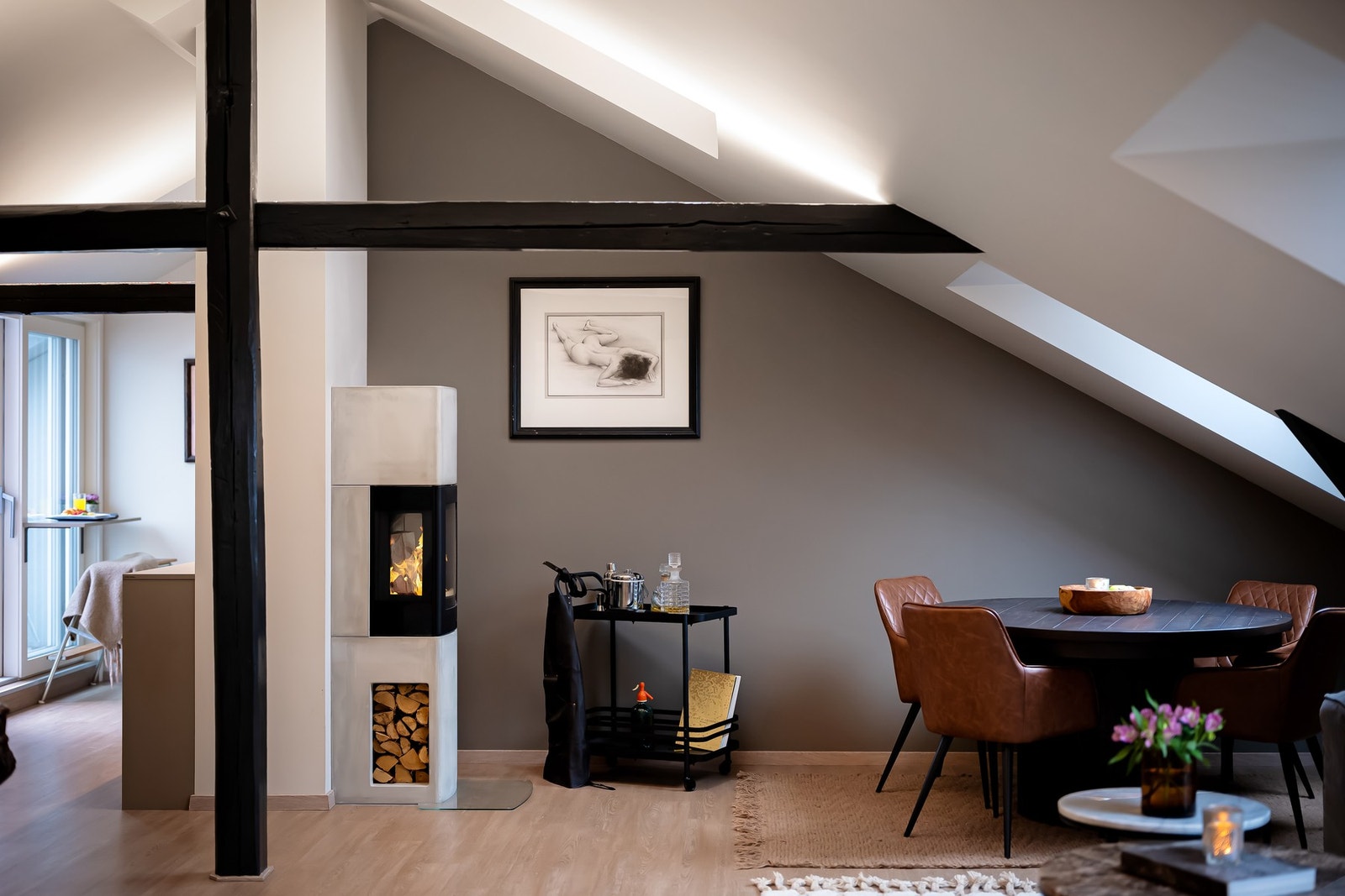 Den gode takhøyden på opp til 3.31 meter kombinert med flere store Velux takvinduer bidrar til å gi en lys og luftig romfølelse. Galleribilde