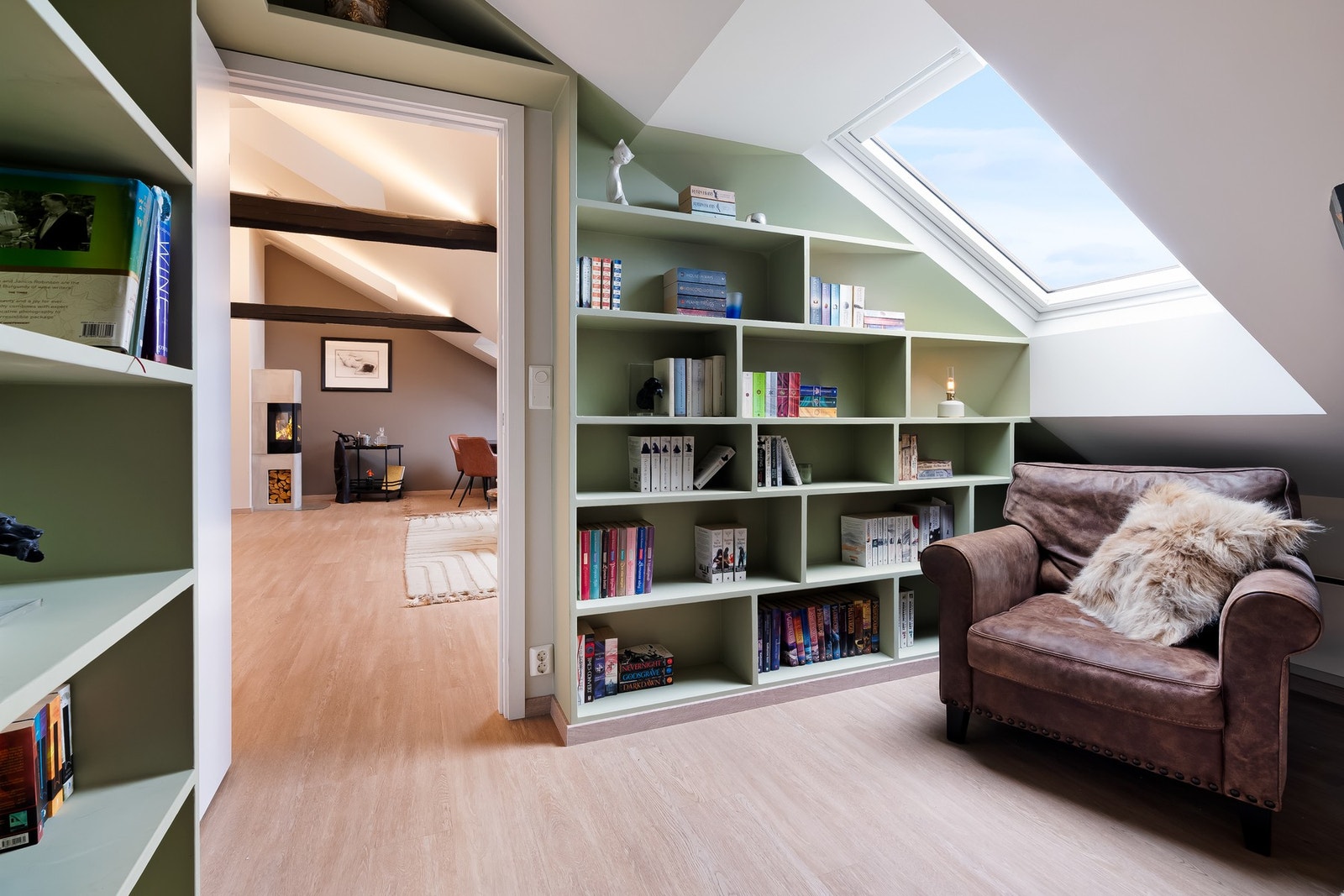 Plassbygget hylleløsning gir godt med oppbevaring og er en god utnyttelse av rommet. Galleribilde