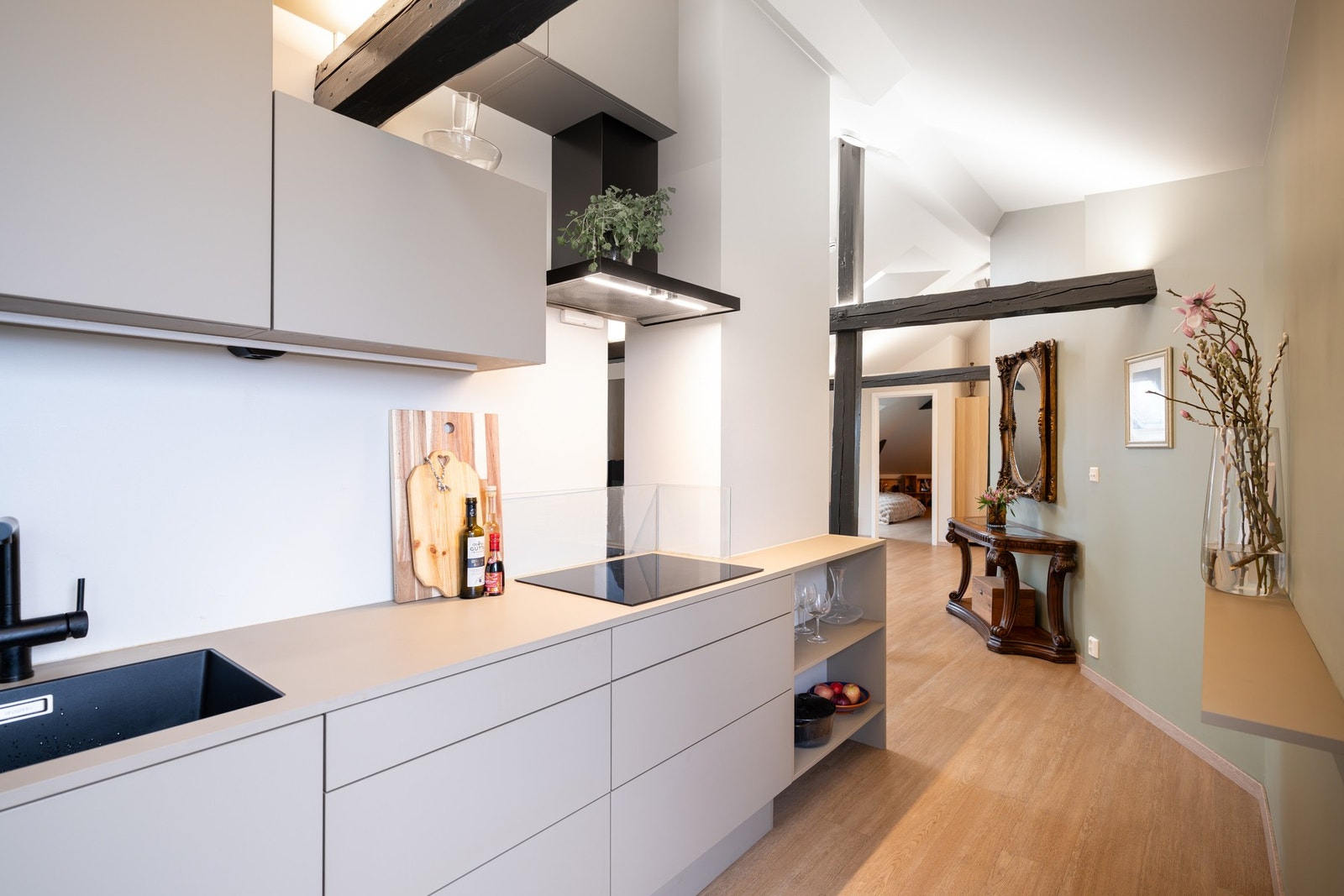 Videre er det integrerte hvitevarer som stekeovn, platetopp, oppvaskmaskin og kombiskap som medfølger. Galleribilde