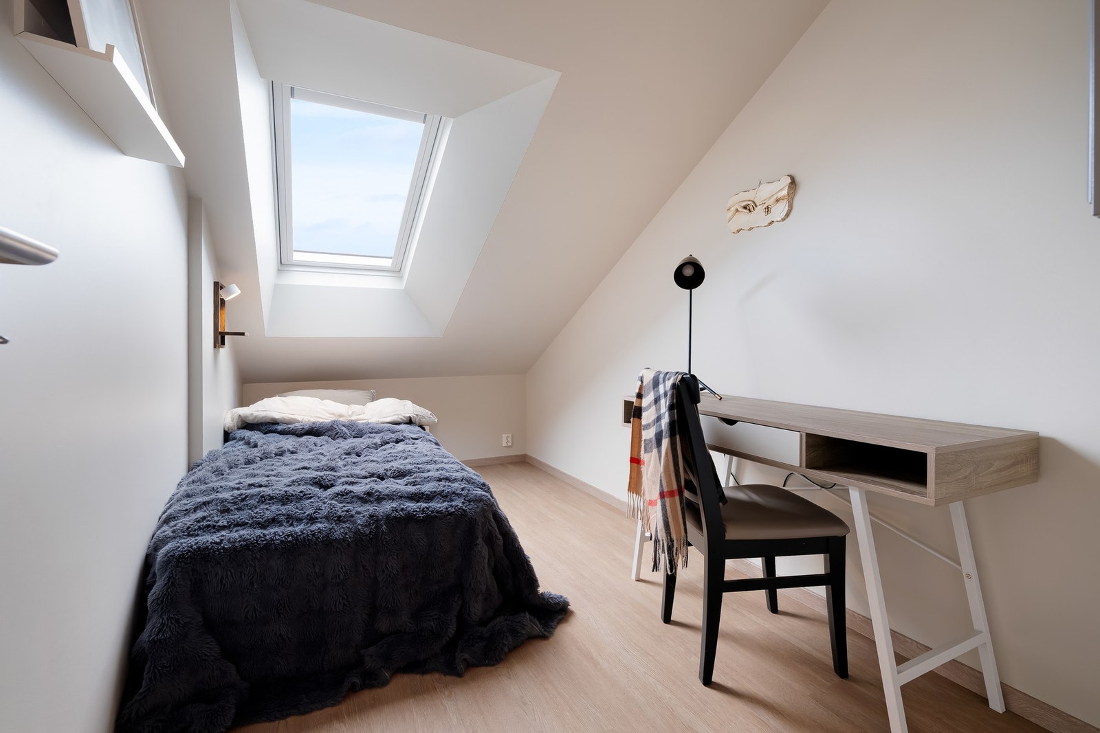 Soverom to har plass til seng, nattbord, skrivepult og oppbevaringsmøblement. Galleribilde