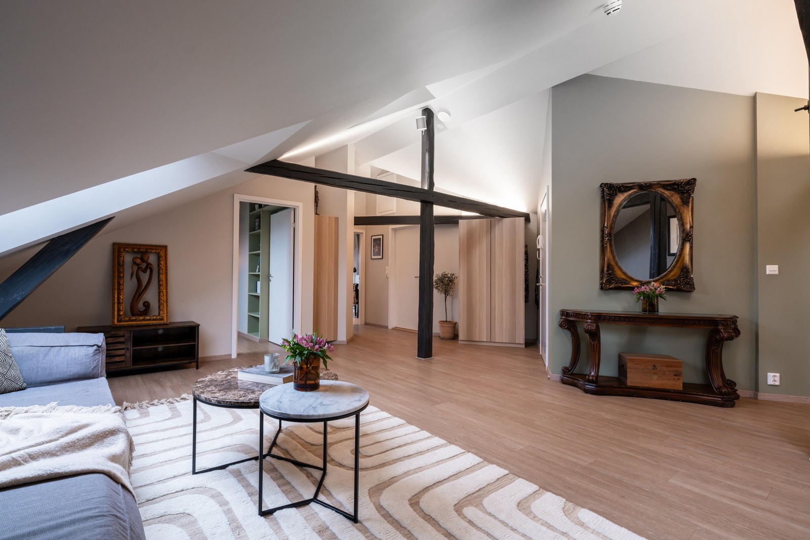 En lys og lekker loftsleilighet i en klassisk bygård. Loftet ble bygget ut i 2022 og byr på en moderne leilighet med gjennomgående høy standard, kombinert med sjarmen fra en eldre bygård. Galleribilde