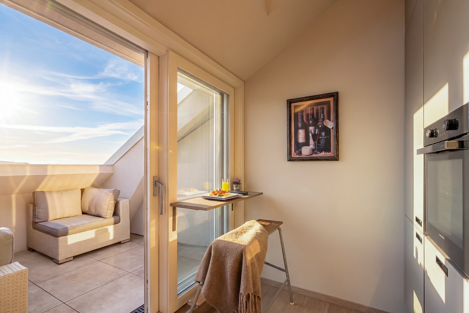 Ved vinduet på kjøkkenet er det satt opp et lite bord som gjør det hyggelig å ta frokosten mens du titter utover omgivelsene. Bildet er delvis AI-redigert grunnet værforhold. Utsikt og solforhold er representative, med mindre avvik. Galleribilde