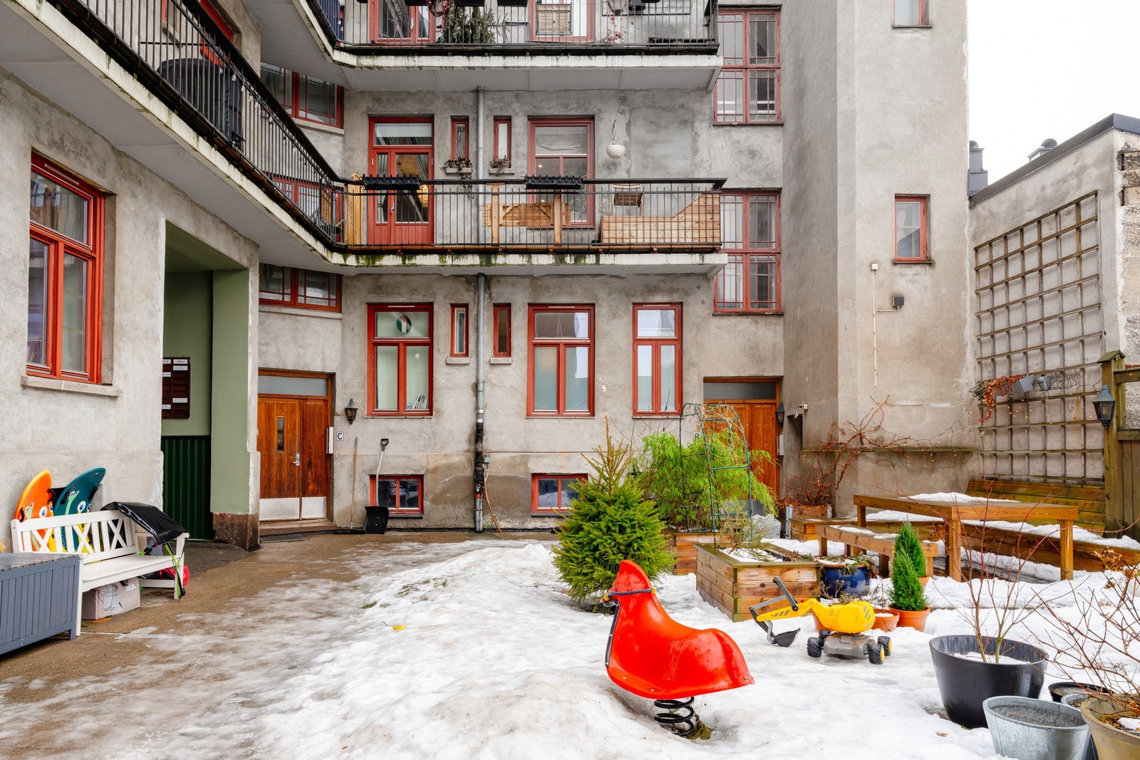 Hyggelig bakgård hvor både små og store vil kose seg. Galleribilde