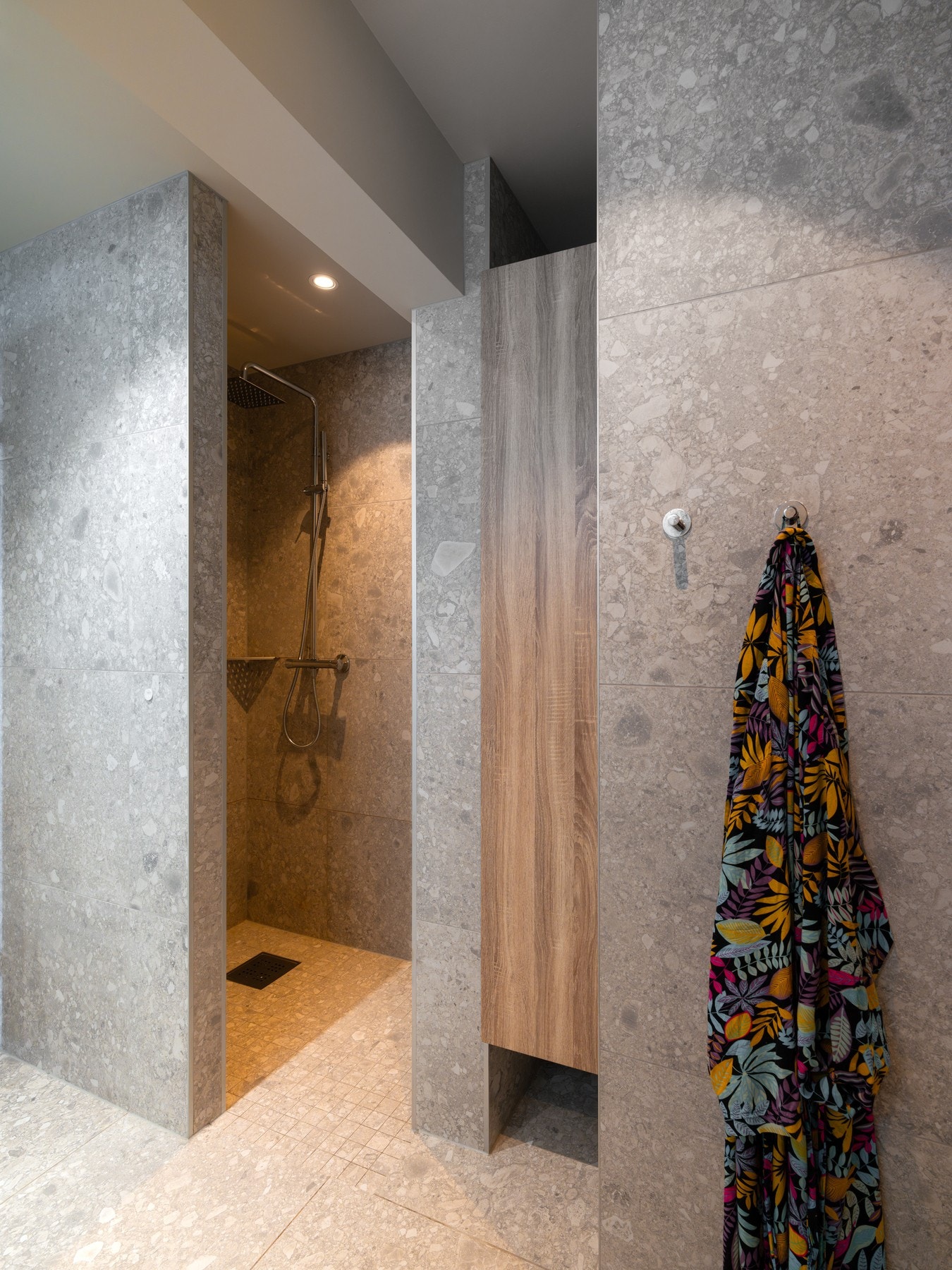 Videre er det en flislagt dusjnisje. Galleribilde