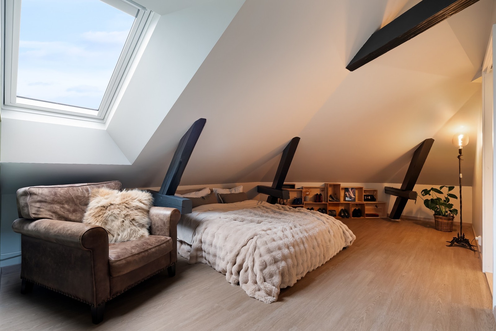 Boligen har to gode soverom. Rommene har elektriske takvinduer med lystette blendingsgardiner, lysmalte overflater og 1-stavsparkett på gulvene. Galleribilde