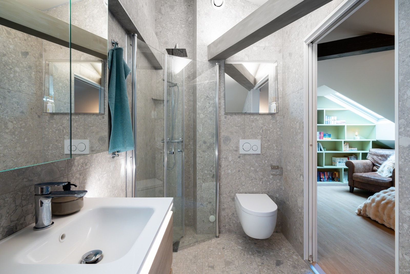 Tilkomst til badet via plassbesparende skyvedør. Galleribilde