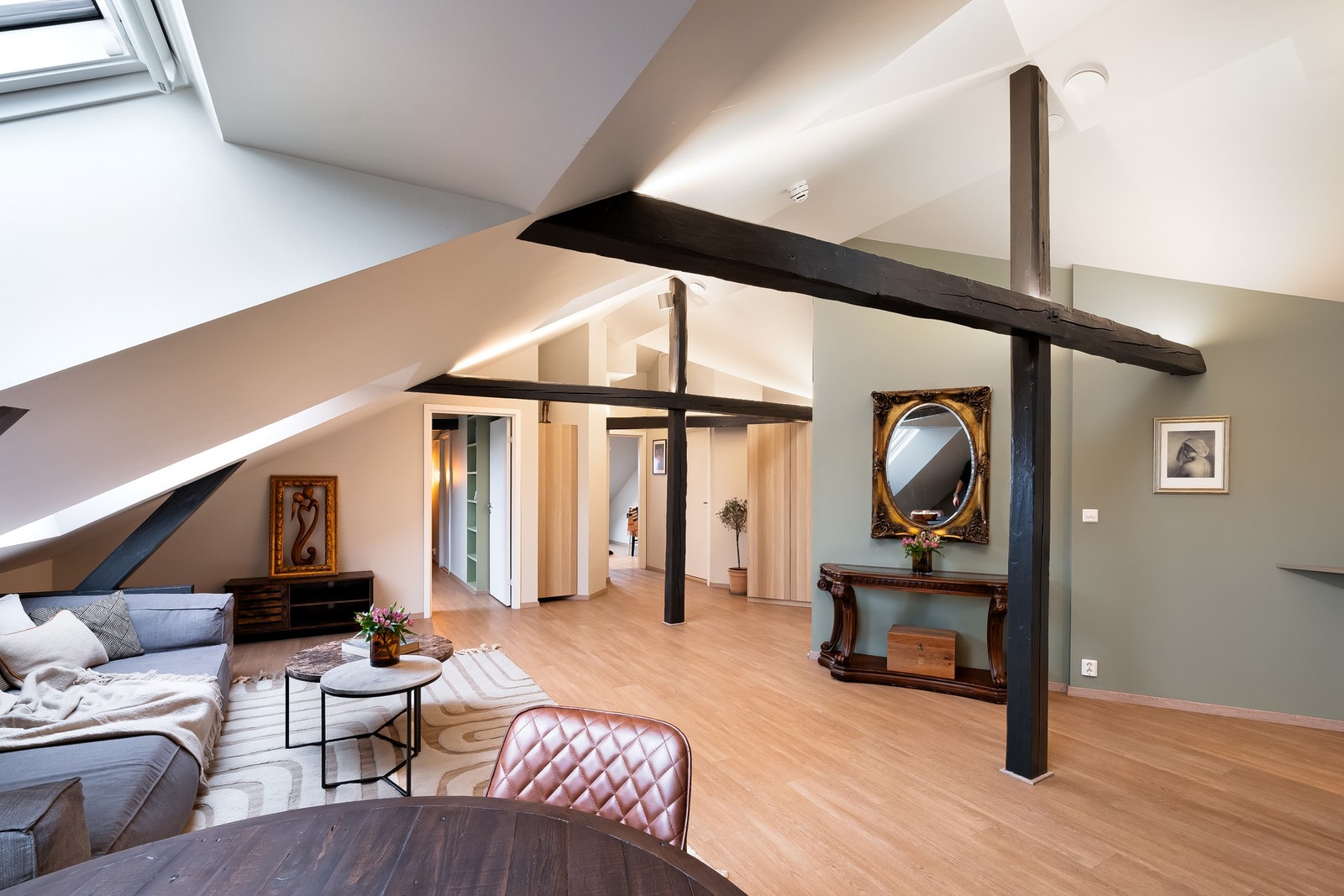 Oppholdsrommet byr videre på god plass for sofagruppe, tv-seksjon, lesekrok samt øvrig ønsket møblement. Galleribilde