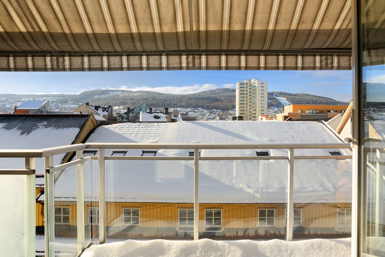 Dette er en lys og pen 1-roms topp- og endeleilighet med pendlervennlig beliggenhet sentralt på Strømsø Galleribilde