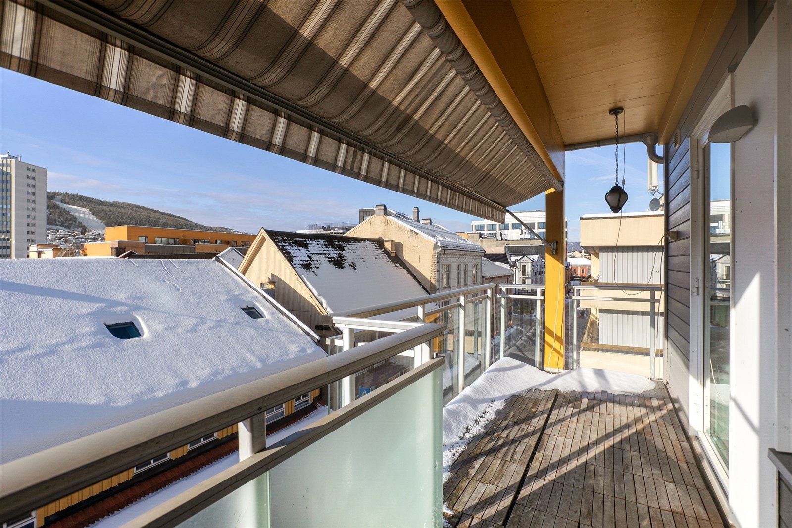 Verandaen er av god størrelse, takoverbygget og med solskjerming (markise kan ikke rulles inn ytterligere) Galleribilde