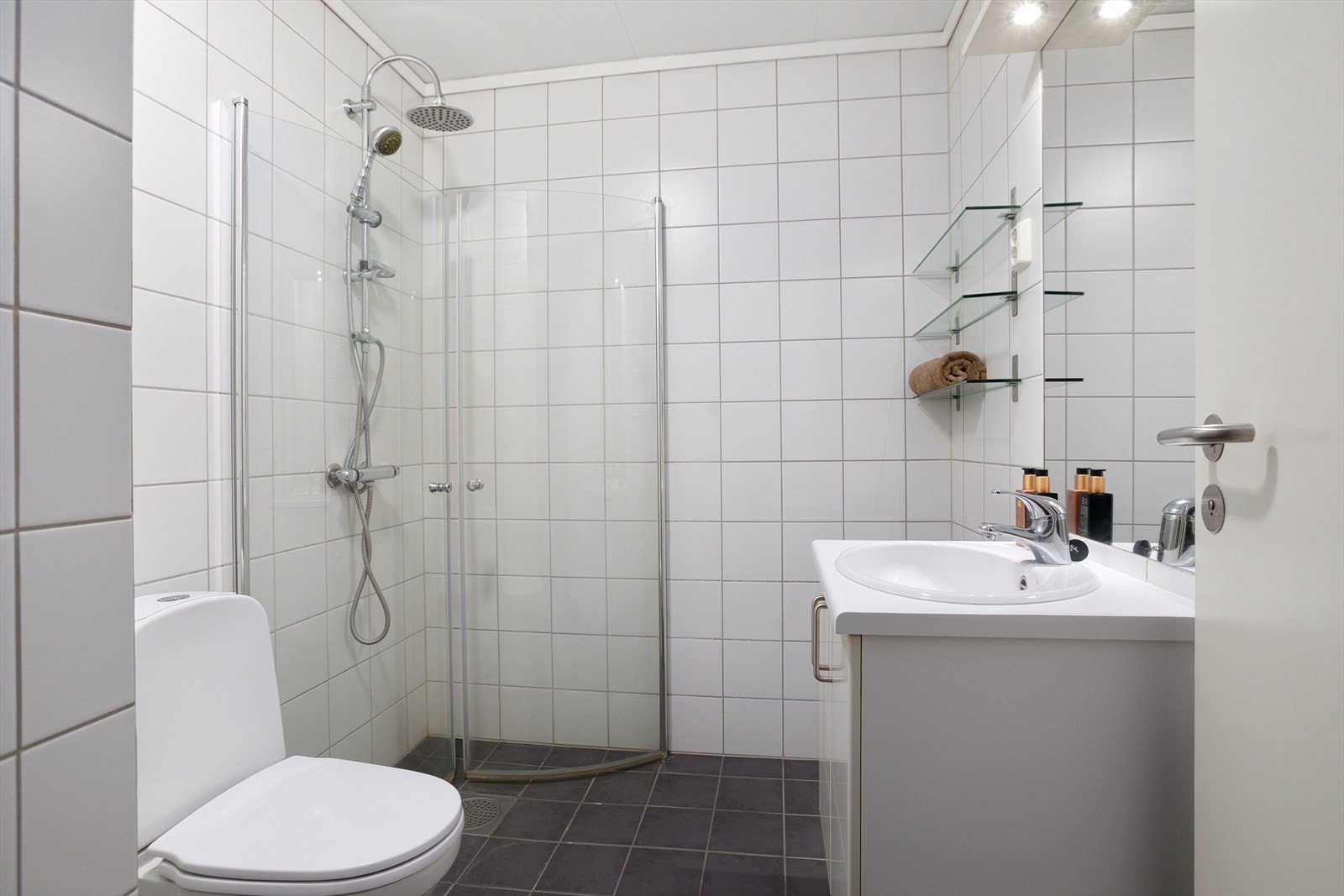 Leiligheten har et lyst og pent bad med flislagte overflater og varmekabler i gulv Galleribilde