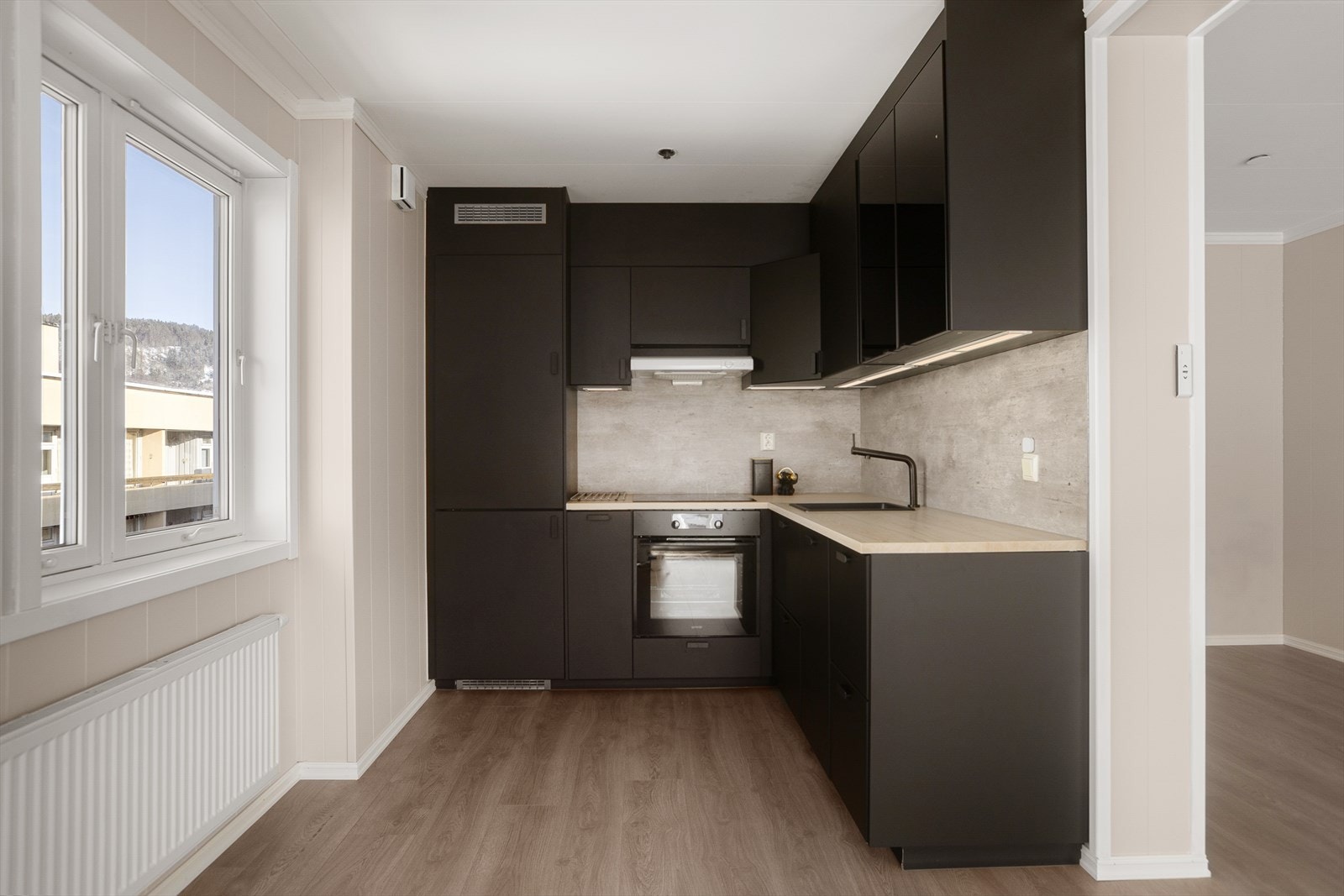 Kjøkken (2021) fra Ikea med glatte fronter, plate over kjøkkenbenk og benkeplate av laminat Galleribilde