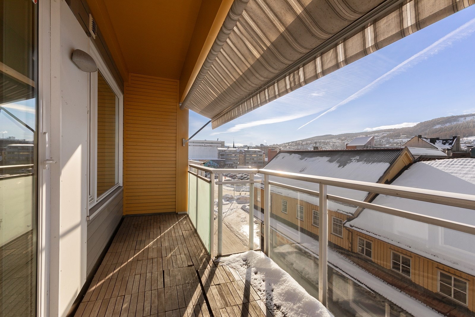 Fra stuen er det utgang til en solrik veranda med gode solforhold gjennom store deler av dagen midtsommers Galleribilde