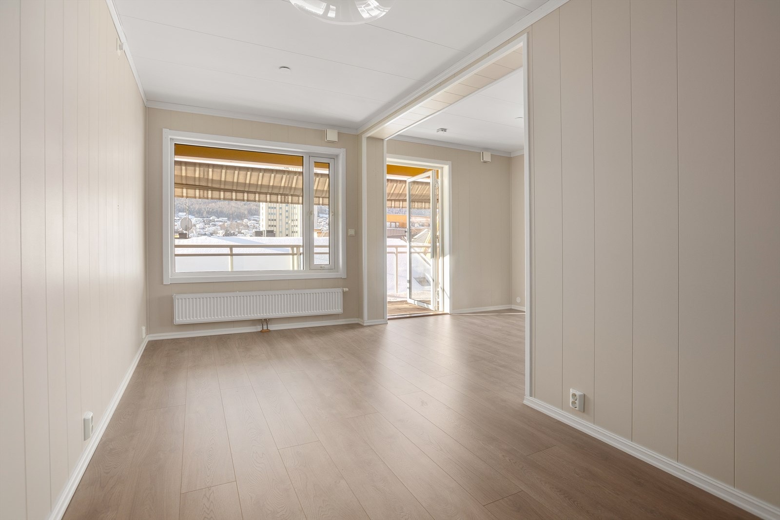 Fra entré er det adkomst til lys og flott stue Galleribilde