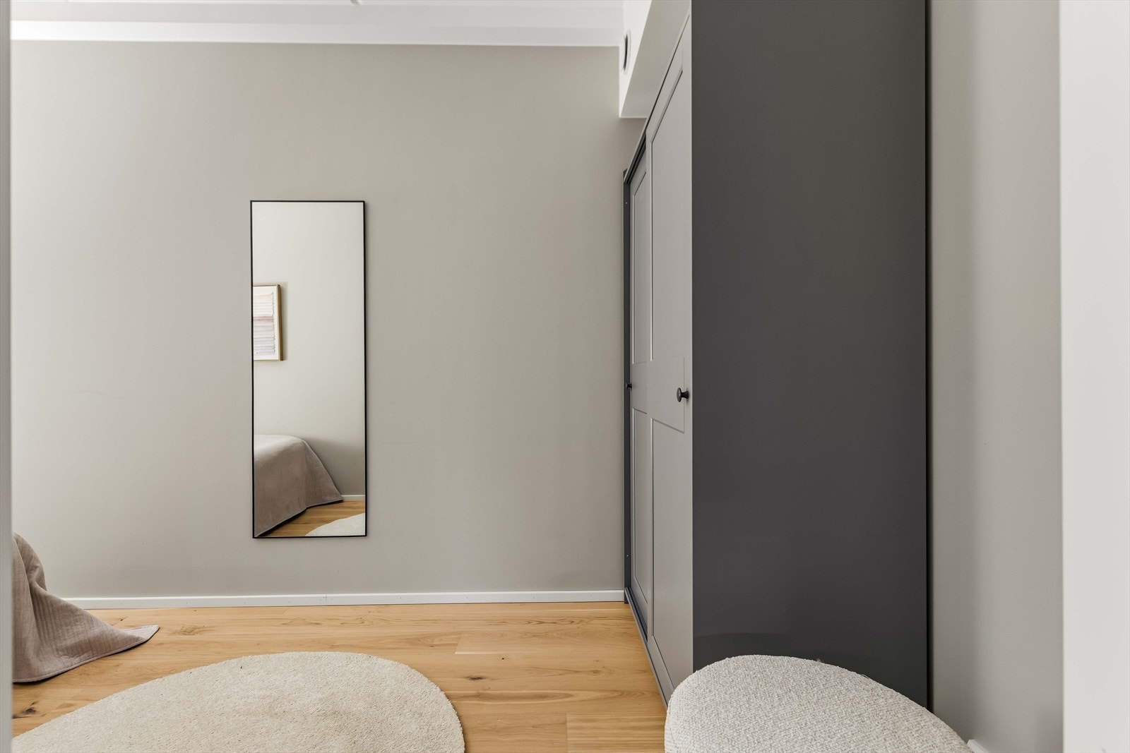 På soverommet er det god plass til dobbeltseng, garderobeløsning og oppbevaringsmøblement. Galleribilde