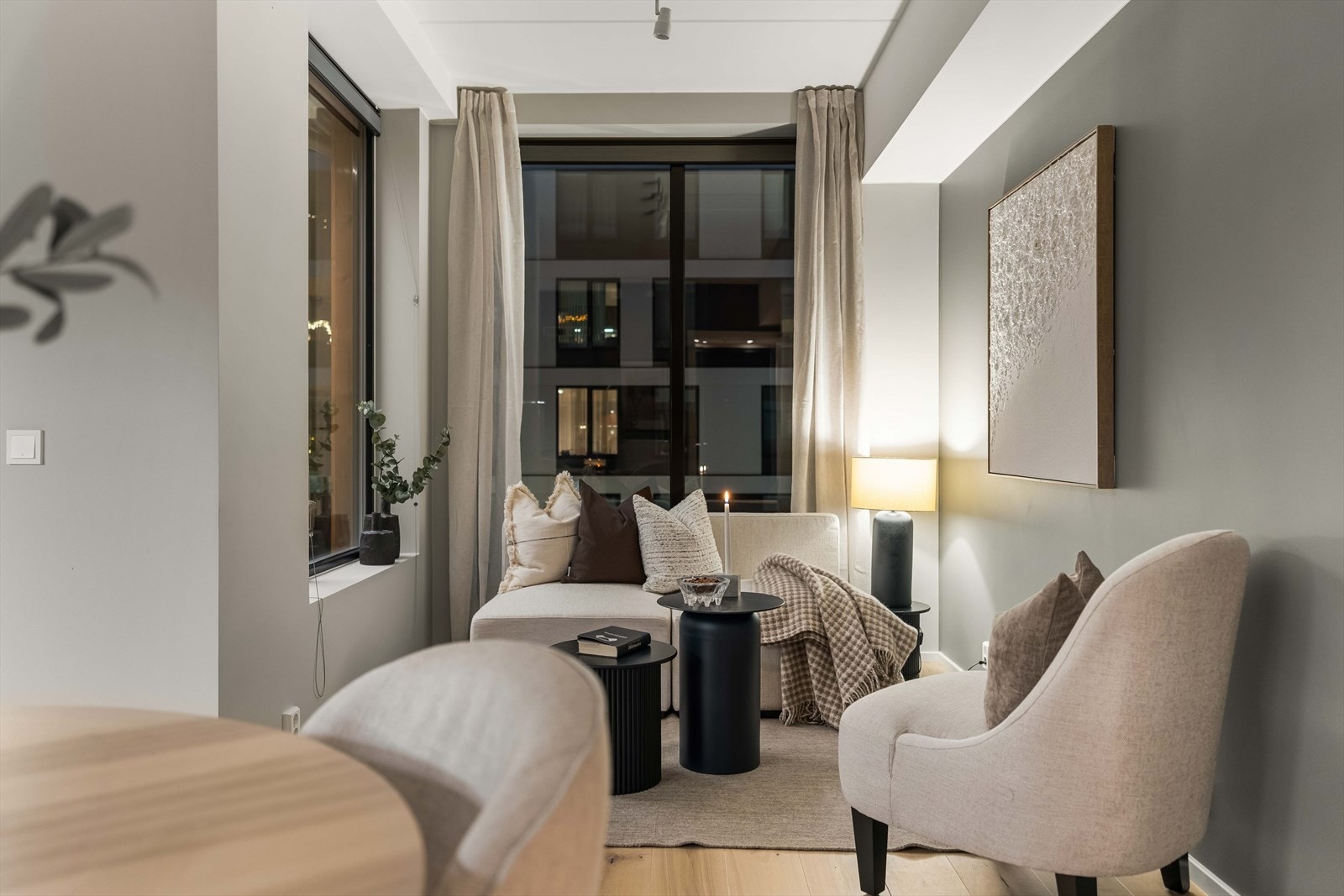 Stuen har en behagelig atmosfære med gode møbleringsmuligheter. Galleribilde